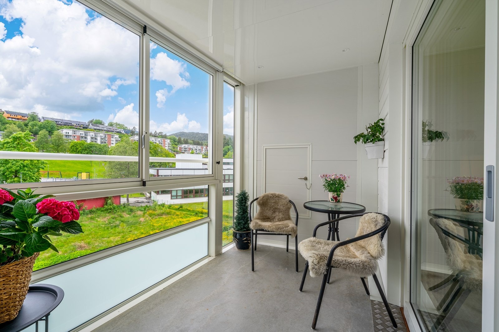 - Ny eier får gleden av en flott innglasset balkong på 16,8m² - Galleribilde