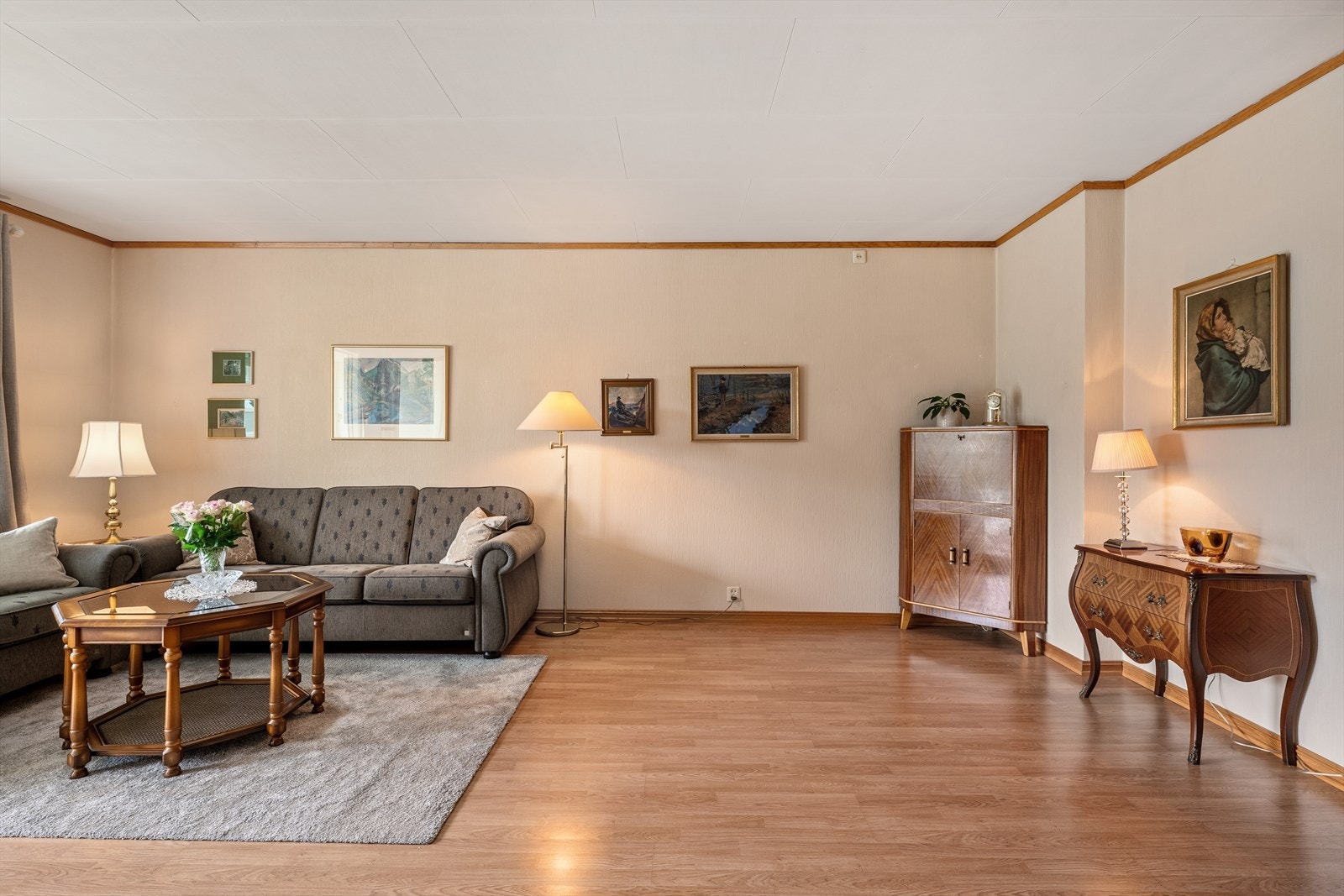 - Her har du rikelig med plass til både sofagruppe og annet ønsket møblement - Galleribilde