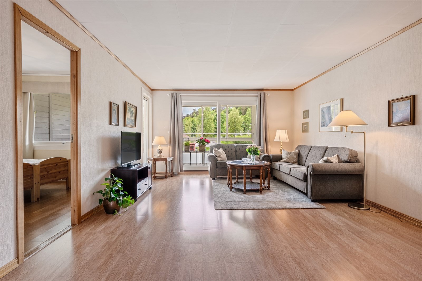 - Innvendig måler 75 m² og inneholder entré/gang, bad, vaskerom, soverom, stue, kjøkken, spisestue og bod - Galleribilde