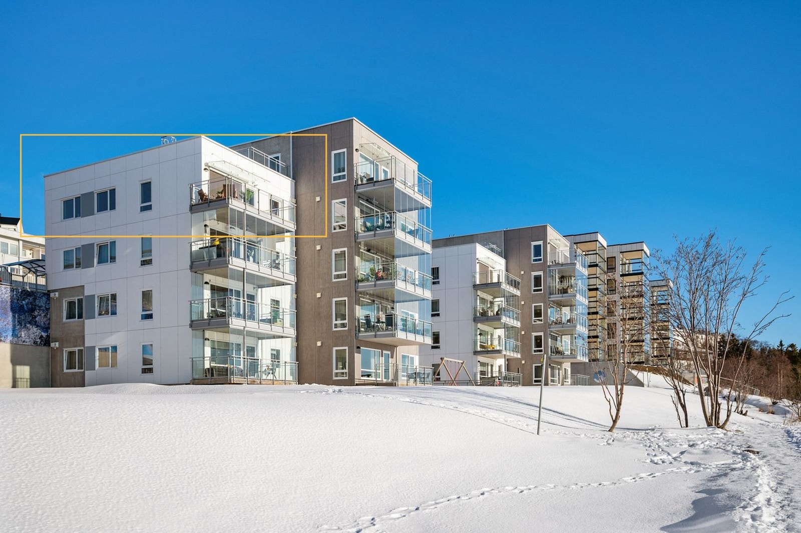 I forkant av bygningen er det fine uteområder med gressplen og lekeplass, og Stien til sjøen går rett nedenfor leilighetsbygget Galleribilde