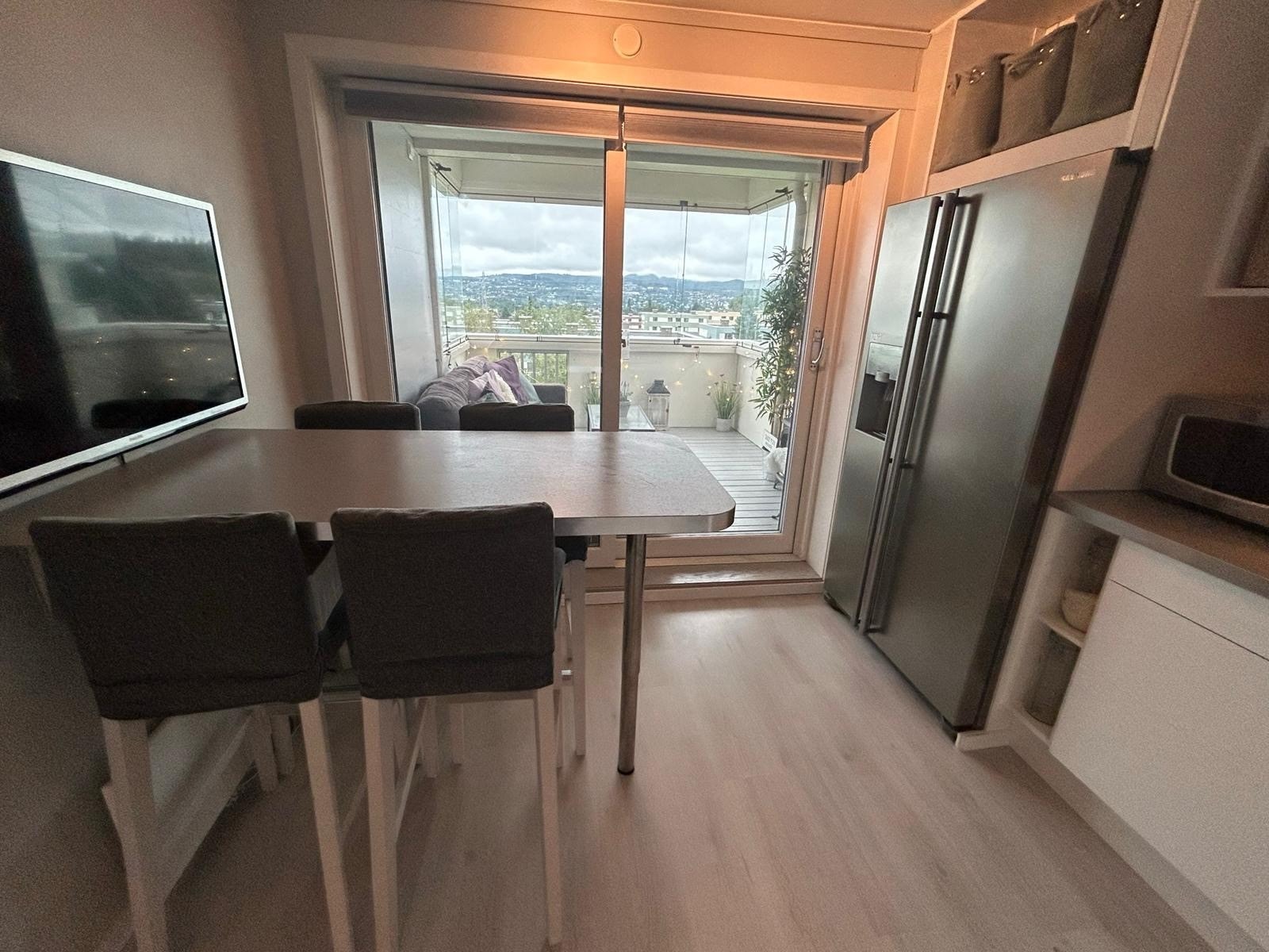 Kjøkkenet har også en hyggelig spisegruppe hvor du kan nyte morgen-kaffen med TV i bakgrunn Galleribilde