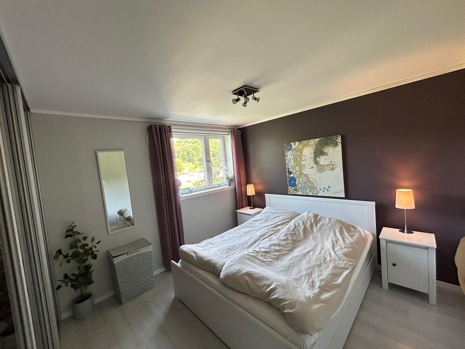 Leiligheten har 2 soverom - Det største rommet har skyvedørsgarderobe med god plass til oppbevaring Galleribilde