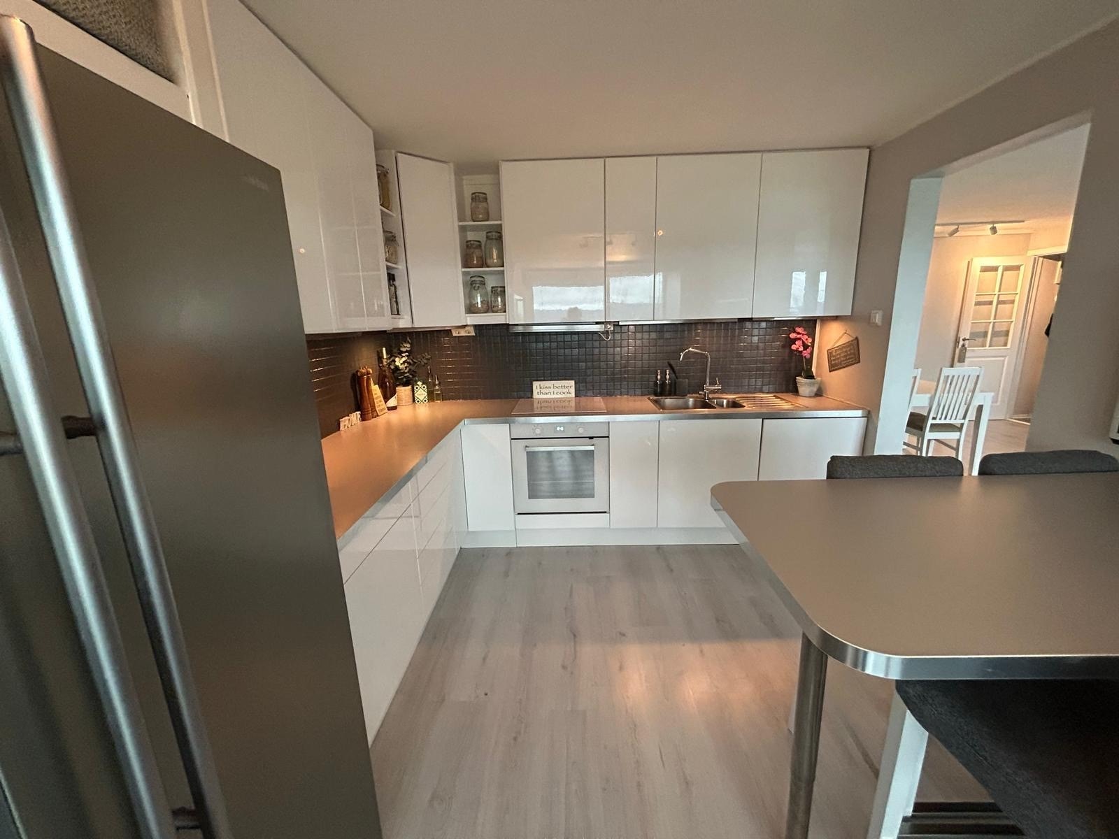 Kjøkkenet er lyst og pent med rikelig skap-og benkeplass. Hvitevarer medfølger Galleribilde