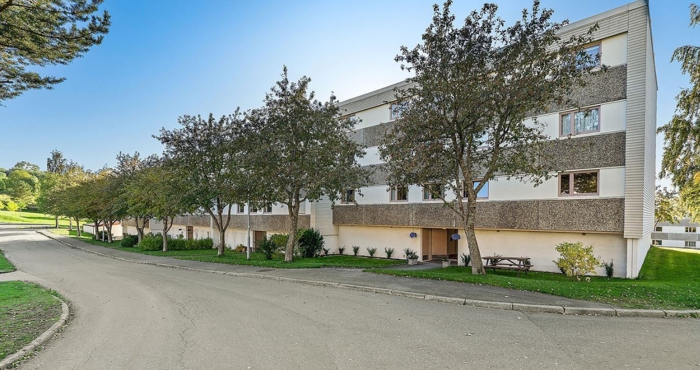 Fasade - Like utenfor blokken kan leietaker disponere hele 3 parkeringsplasser Galleribilde