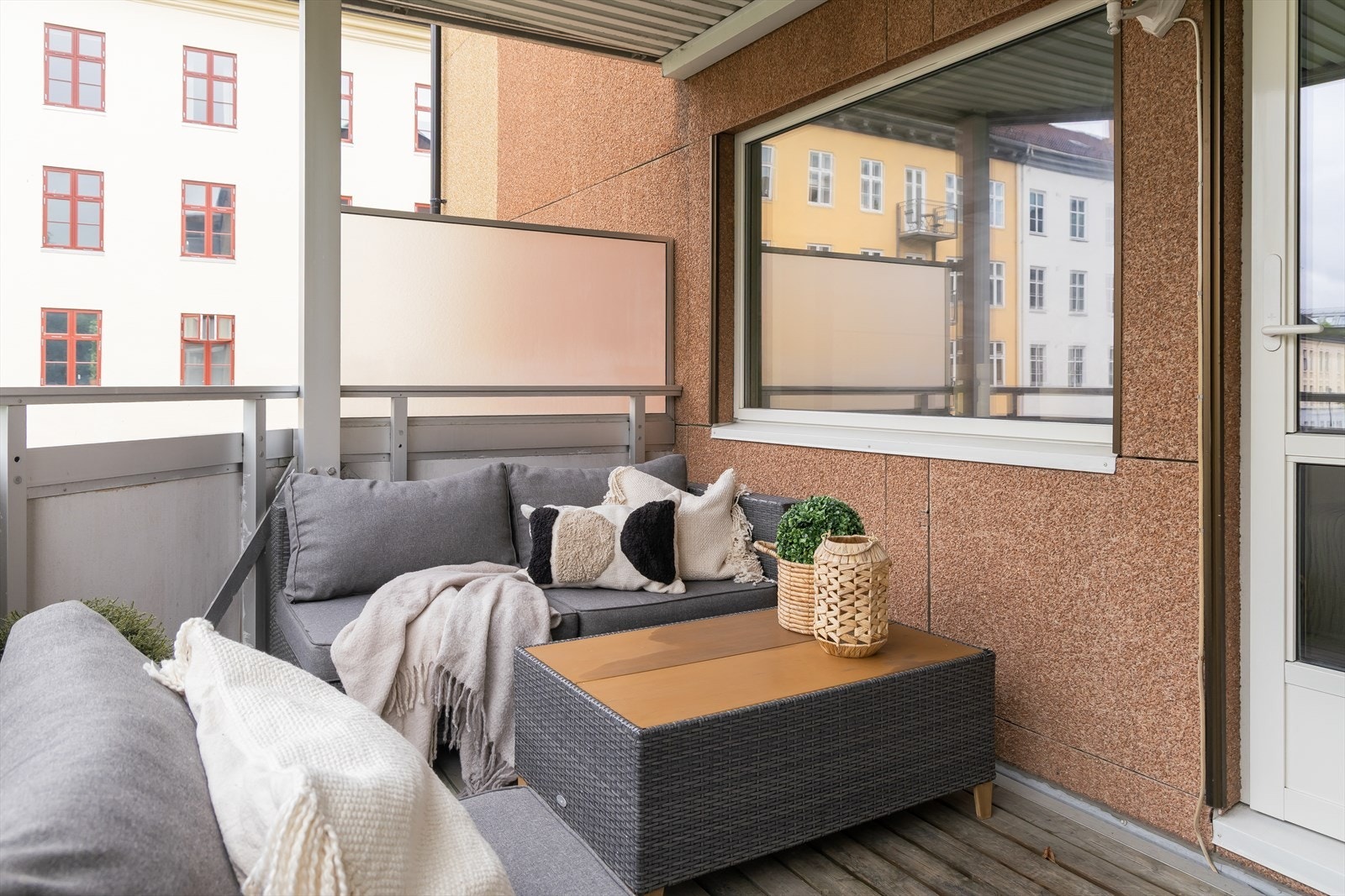 Her bor du med en med attraktiv beliggenhet i frodige Høyskoleparken. Leiligheten ligger tilbaketrukket, med umiddelbar nærhet til blant annet NTNU Gløshaugen, NTNU Handelshøyskolen, St. Olavs og Samfundet. Galleribilde