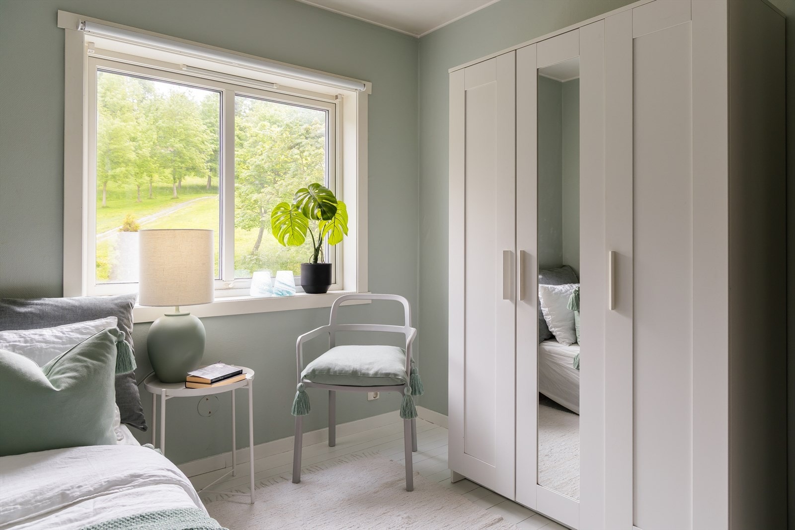 Det er god plass til ønsket sengestørrelse med tilhørende møblement. Praktisk garderobeskap medfølger handelen. Galleribilde