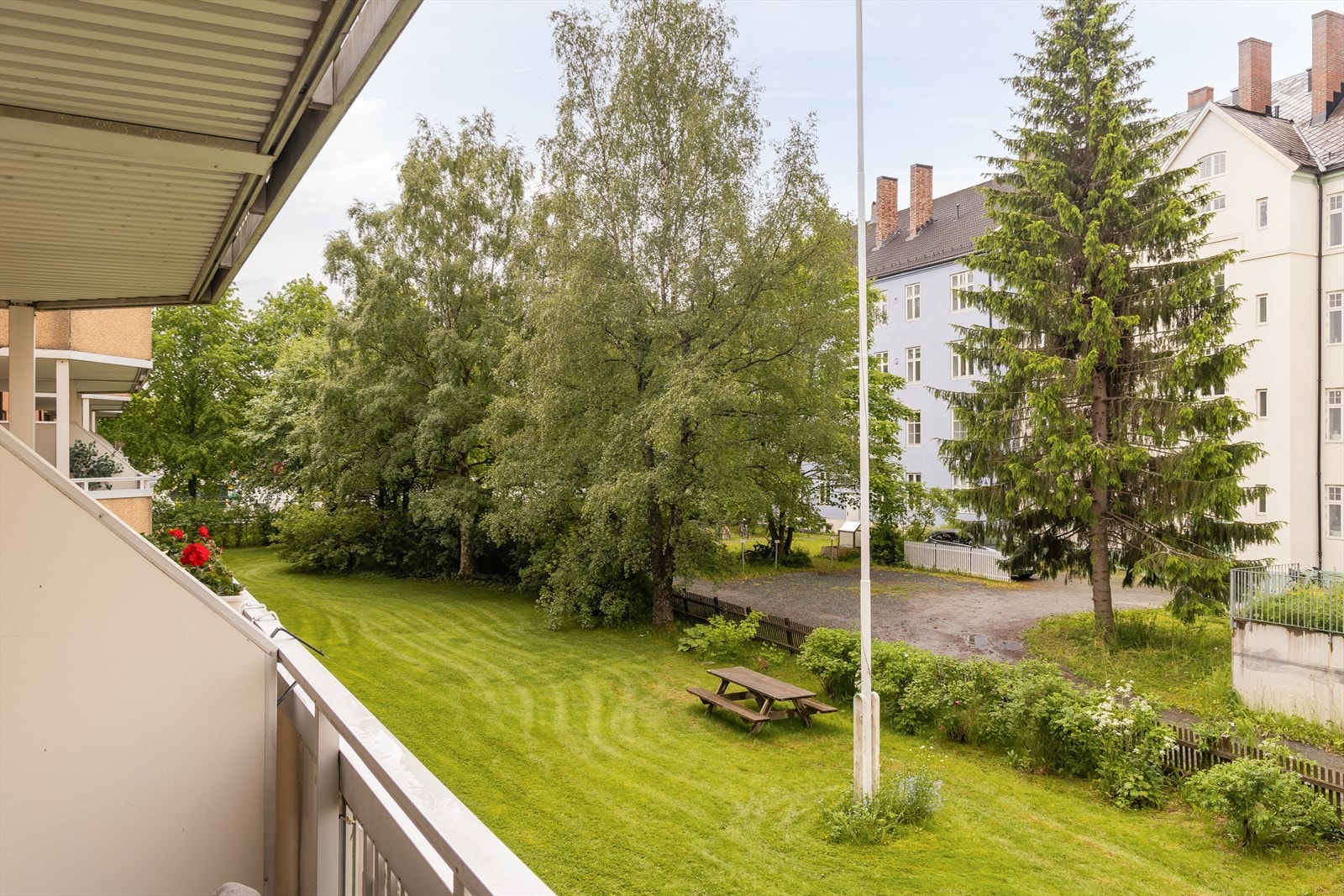 Leilighetens veranda er på 9 m² og er overbygd. Den ligger vestvendt og byr på gode solforhold. Galleribilde