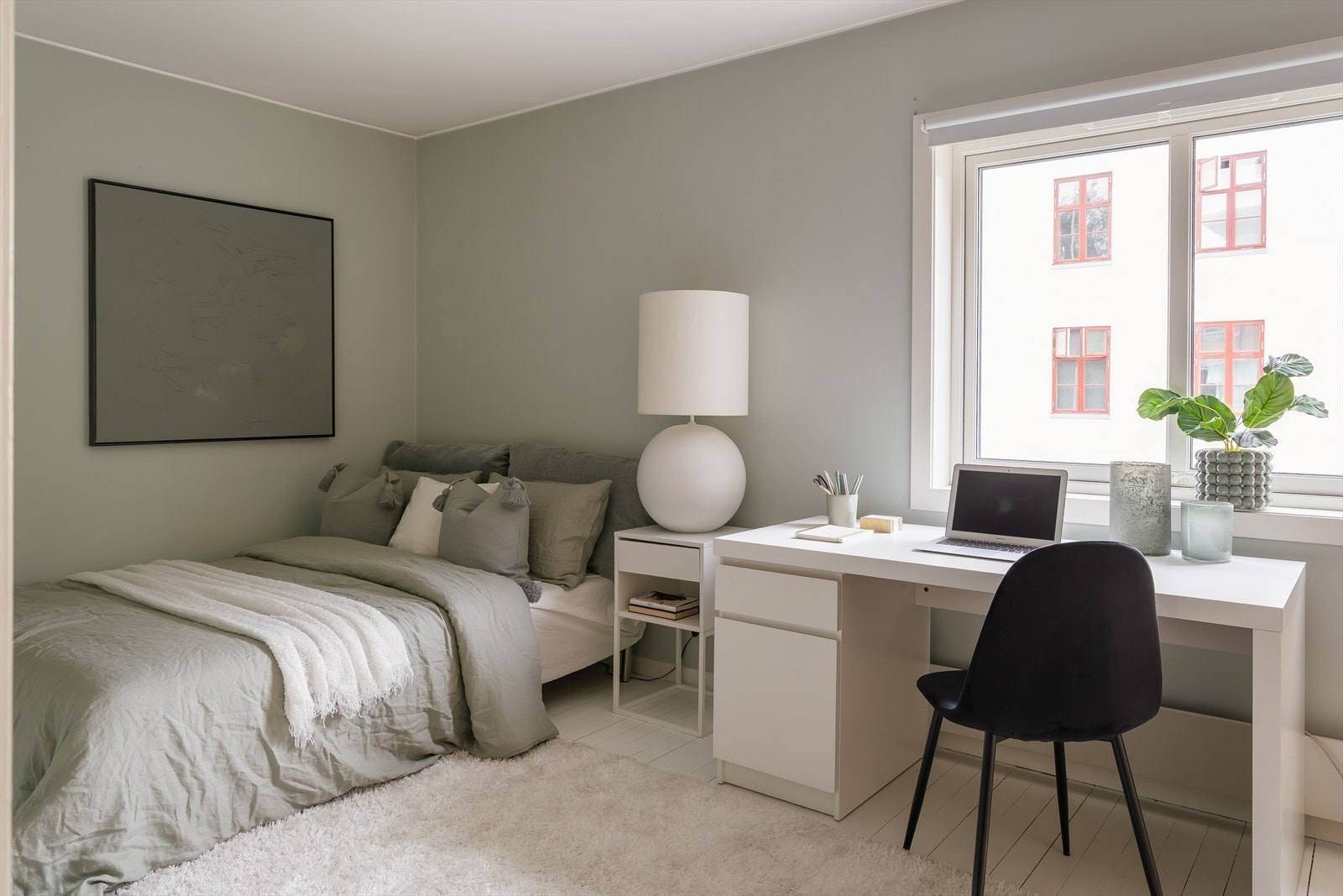 Leilighetens største soverom er på 13,1 m² og har god plass til dobbeltseng med tilhørende møblement. Galleribilde