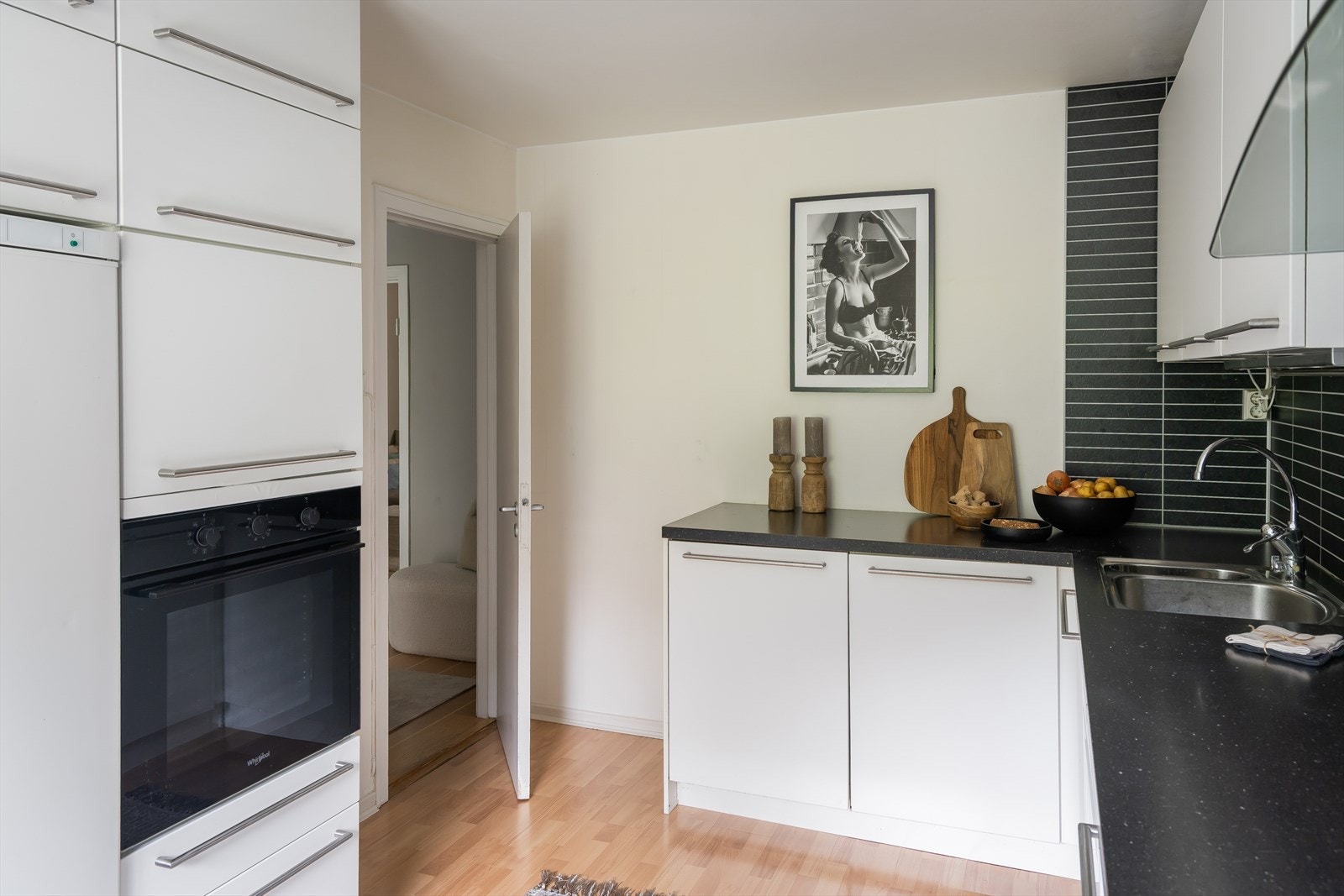 Kjøkkenet ligger adskilt fra stuen noe som skapet en praktisk soneinndeling. Det er mye inkl. i de månedlige felleskostnadene som bla. betjening av andel fellesgjeld, internett, tv, kommunale avgifter, felles bygningsforsikring og div. vedlikehold/drift. Galleribilde