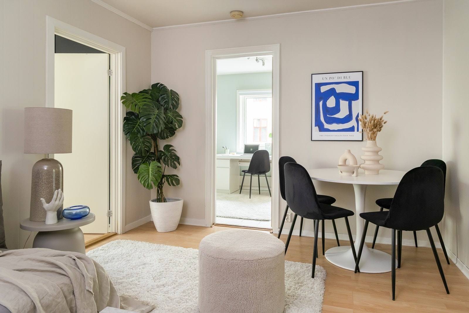 Veggen mellom soverommet og "stuen" kan fjernes dersom det er ønskelig, til fordel for en større stue. Det følger med to parkeringsoblater for parkering på borettslagets tomt. Galleribilde