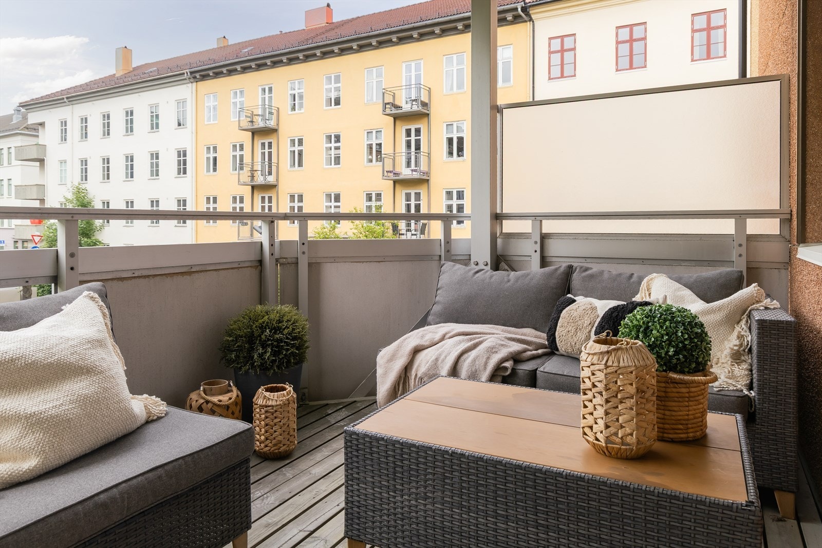 Velkommen til Schøyens gate 10A - En tilbaketrukket og innbydende 3-roms leilighet med overbygd vestvendt veranda og to parkeringsoblater. Galleribilde