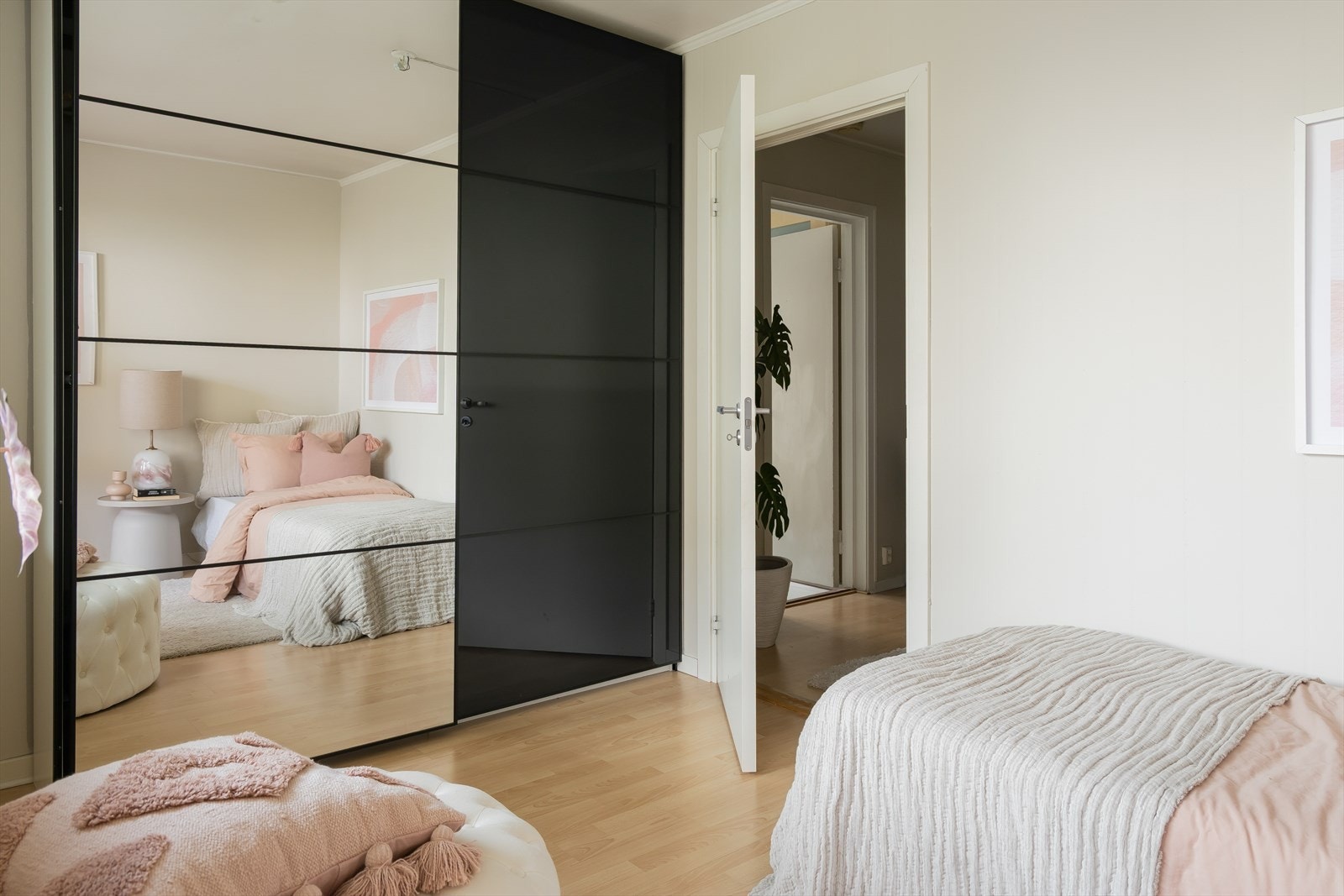 Her får du også en praktisk skyvedørsgarderobe som medfølger handelen. Galleribilde