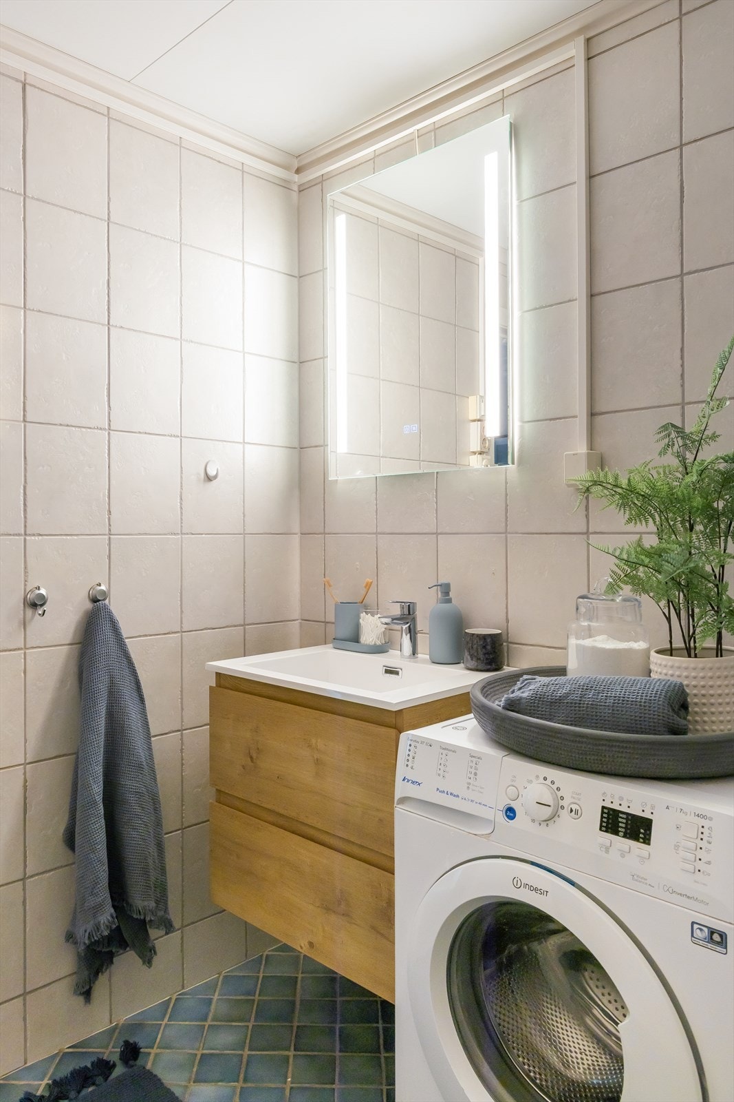 Det er opplegg for vaskemaskin på badet. Galleribilde