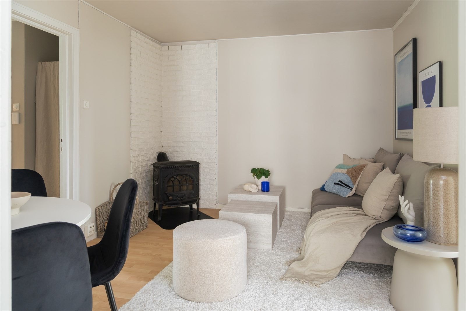 Leiligheten varmes opp med elektrisitet og vedfyring, hvor sistnevnte bidrar til en behagelig og økonomisk oppvarming. Galleribilde