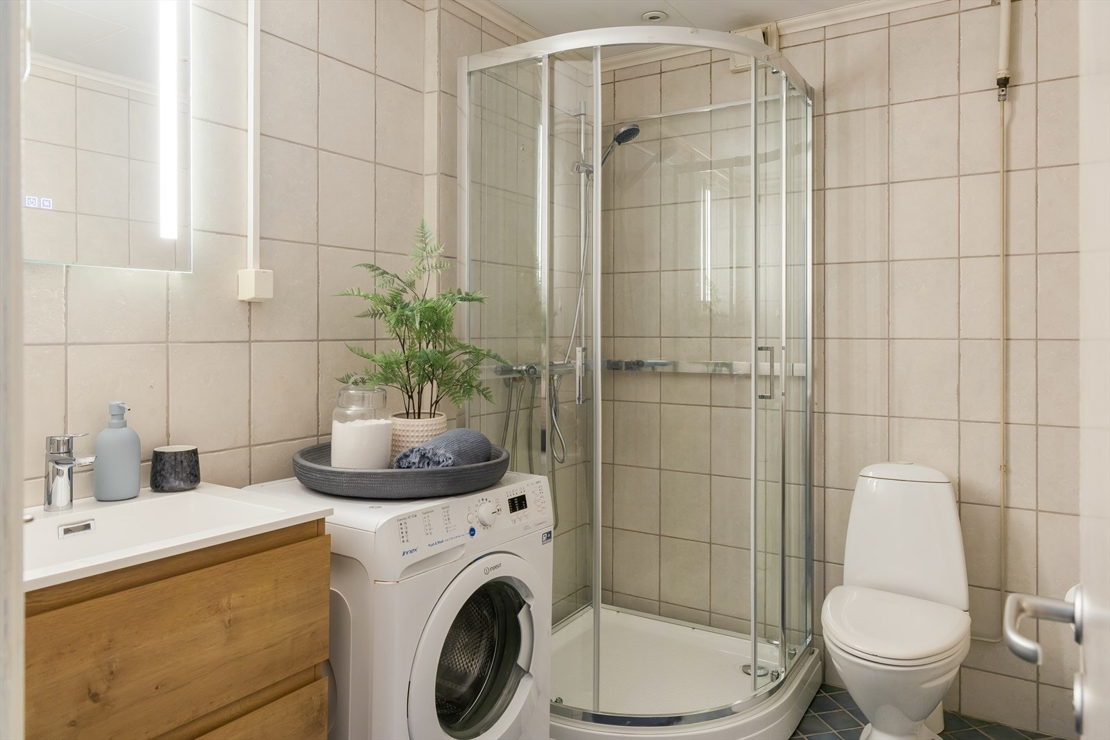 Flislagt bad på 4,2 m² med gulvvarme. Galleribilde