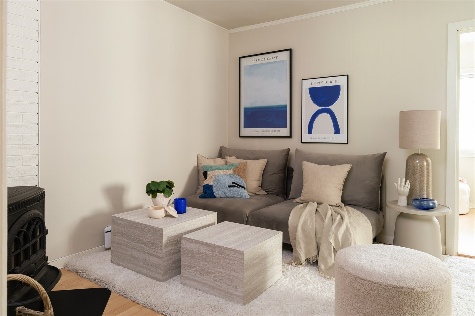 Rommet er på 12,6 m² og brukes i dag som stue. Leiligheten ligger tilbaketrukket i enveiskjørt gate. Galleribilde