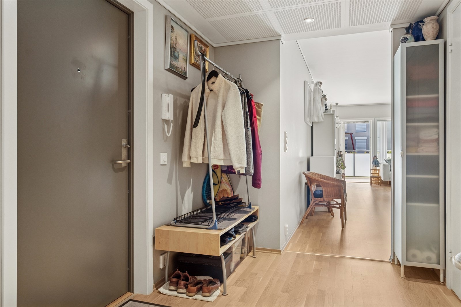 Entréen er ca 10,3 m² - her er det god plass til oppbevaring av klær og sko. Galleribilde