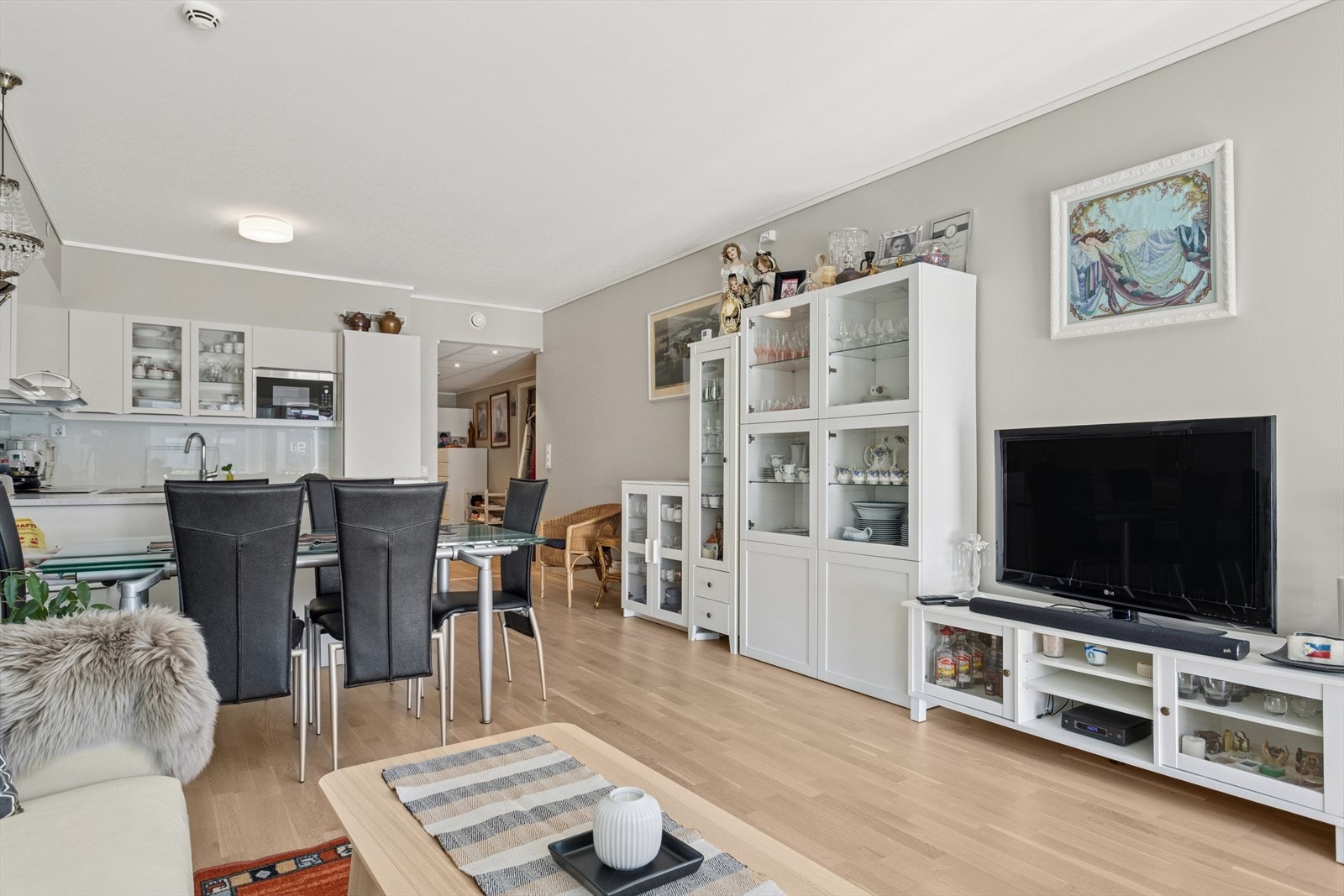 Leiligheten ligger i byggets første etasje og har en smart- og praktisk planløsning. Galleribilde