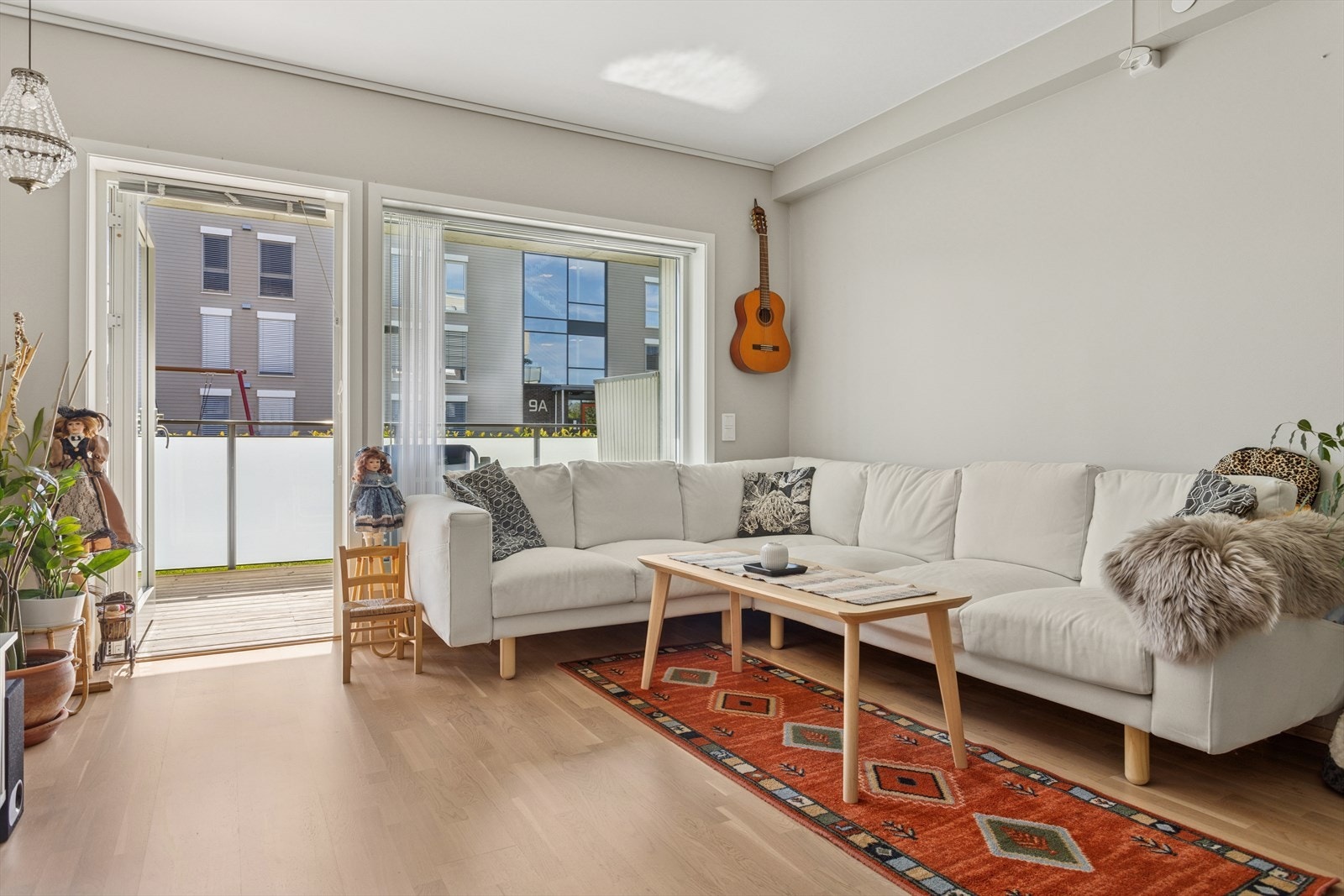 Leiligheten har en lysmalt og og fin stue med utgang til balkong. Galleribilde