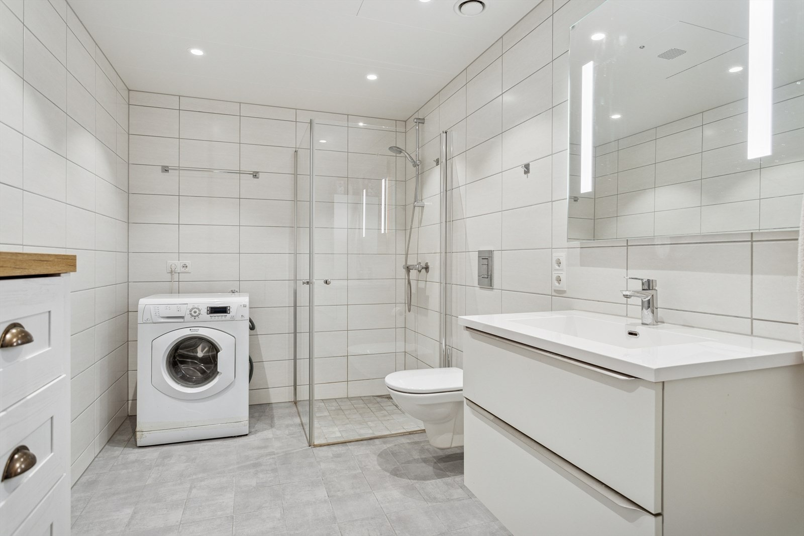 Baderommet er ca 6,7 m² og har flislagte gulv- og vegger samt folierte plater i himlingen. Galleribilde