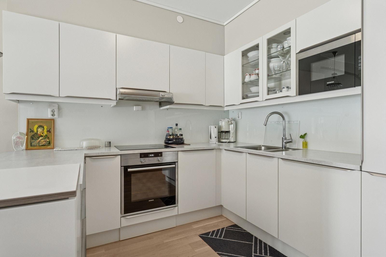 Integrert oppvaskmaskin, kombiskap, platetopp, mikrobølgeovn, ventilator og stekeovn. Galleribilde