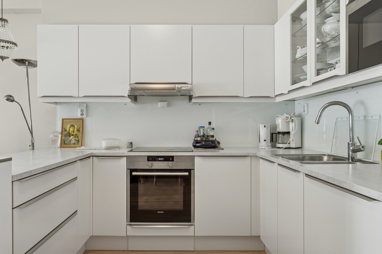 Kjøkkenet har en pen innredning som består av over- og underskap med folierte fronter og skrog. Laminat benkeplate med nedsenket oppvaskkum og platetopp. Mekanisk avtrekk over stekesonen. Galleribilde