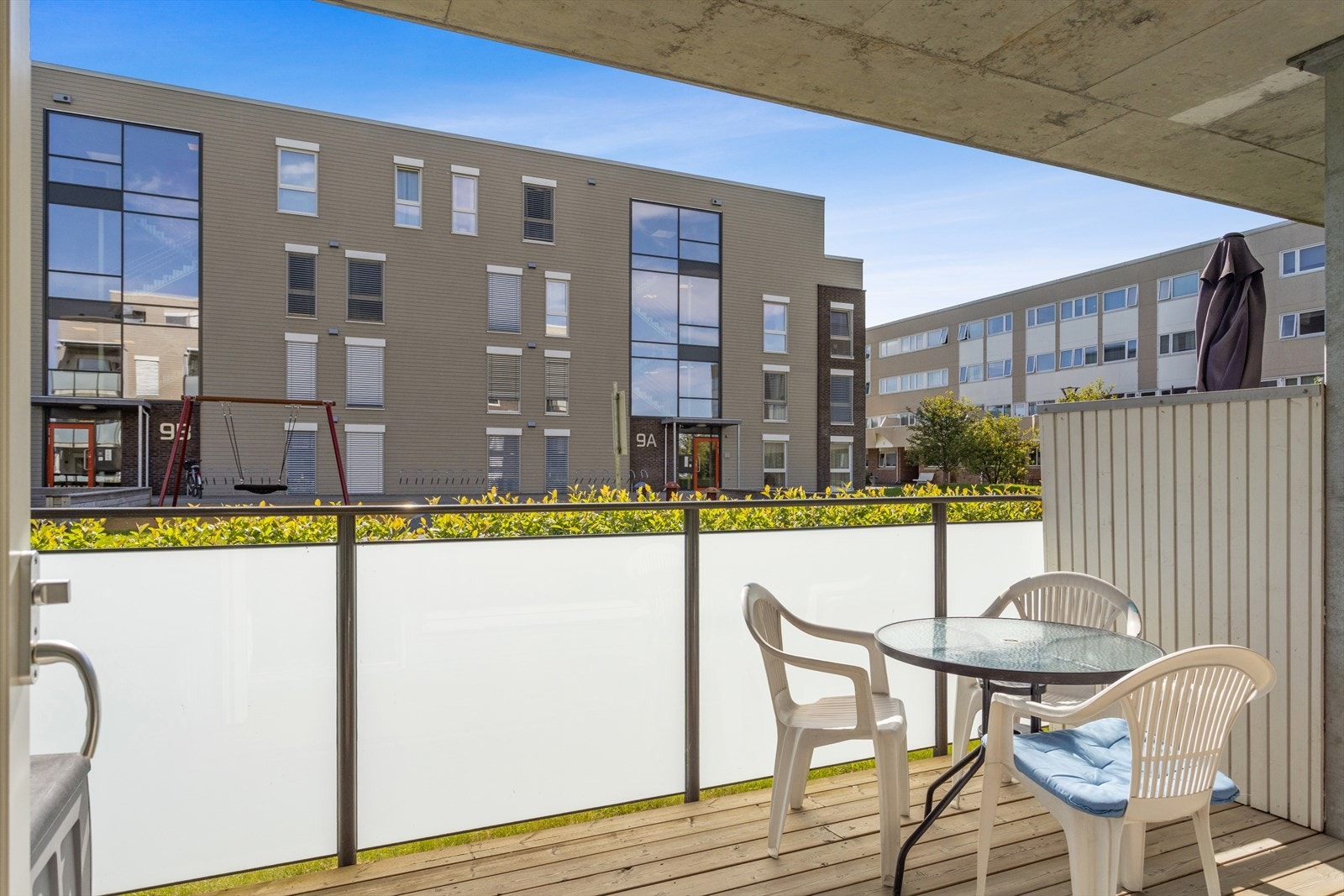 Balkongen har god plass til utemøbler. Galleribilde