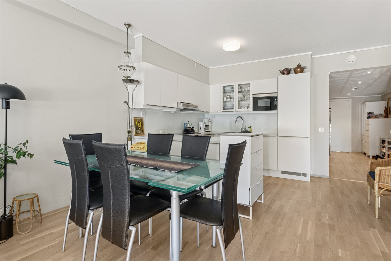 Stuen har god plass til både sofagruppe og spisebord. Galleribilde