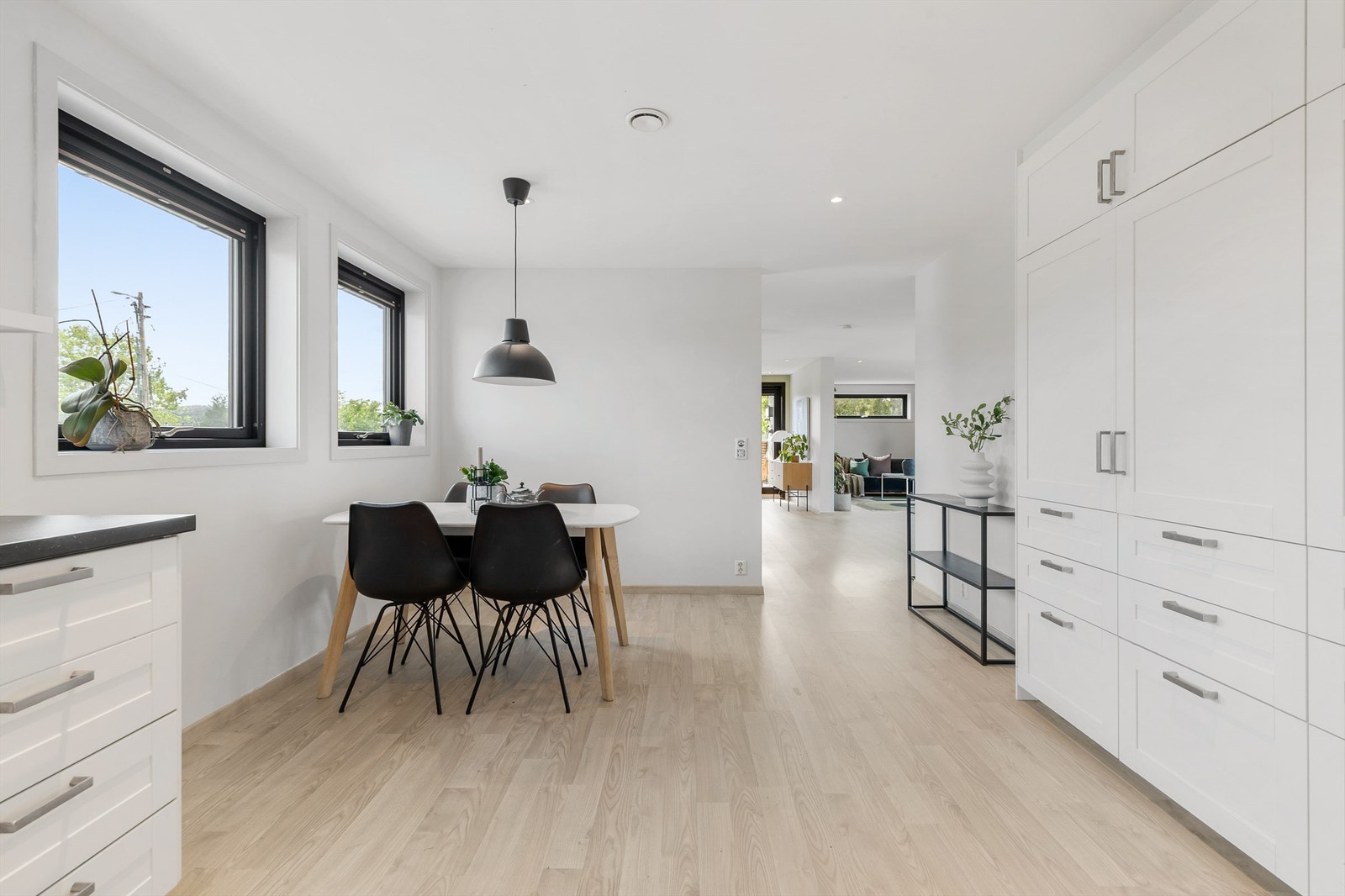 Stort, lyst og moderne kjøkken med plass til koselig spisekrok. Galleribilde