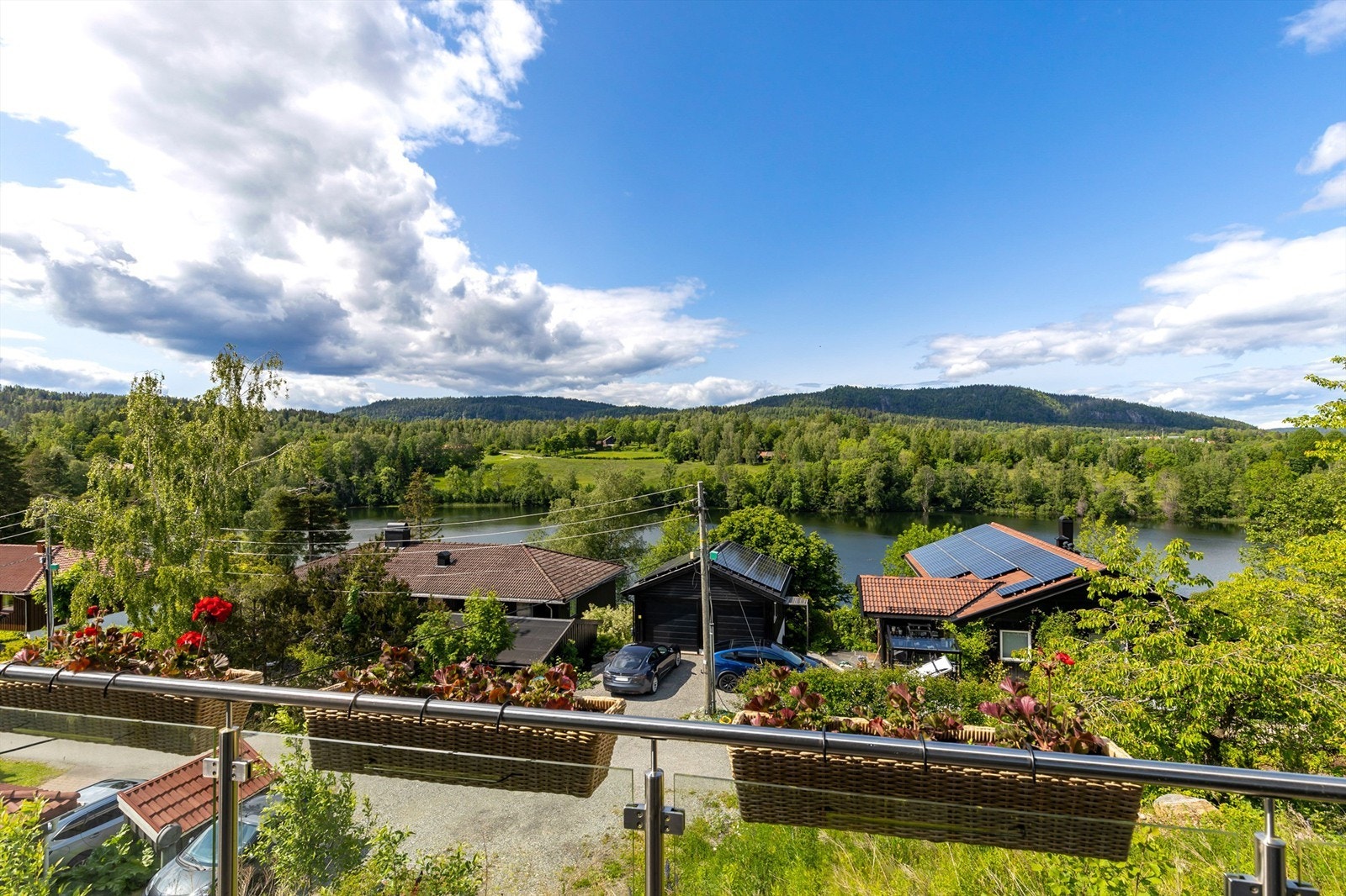 Balkongen med utgang fra stuen. Fantastisk utsikt! Galleribilde