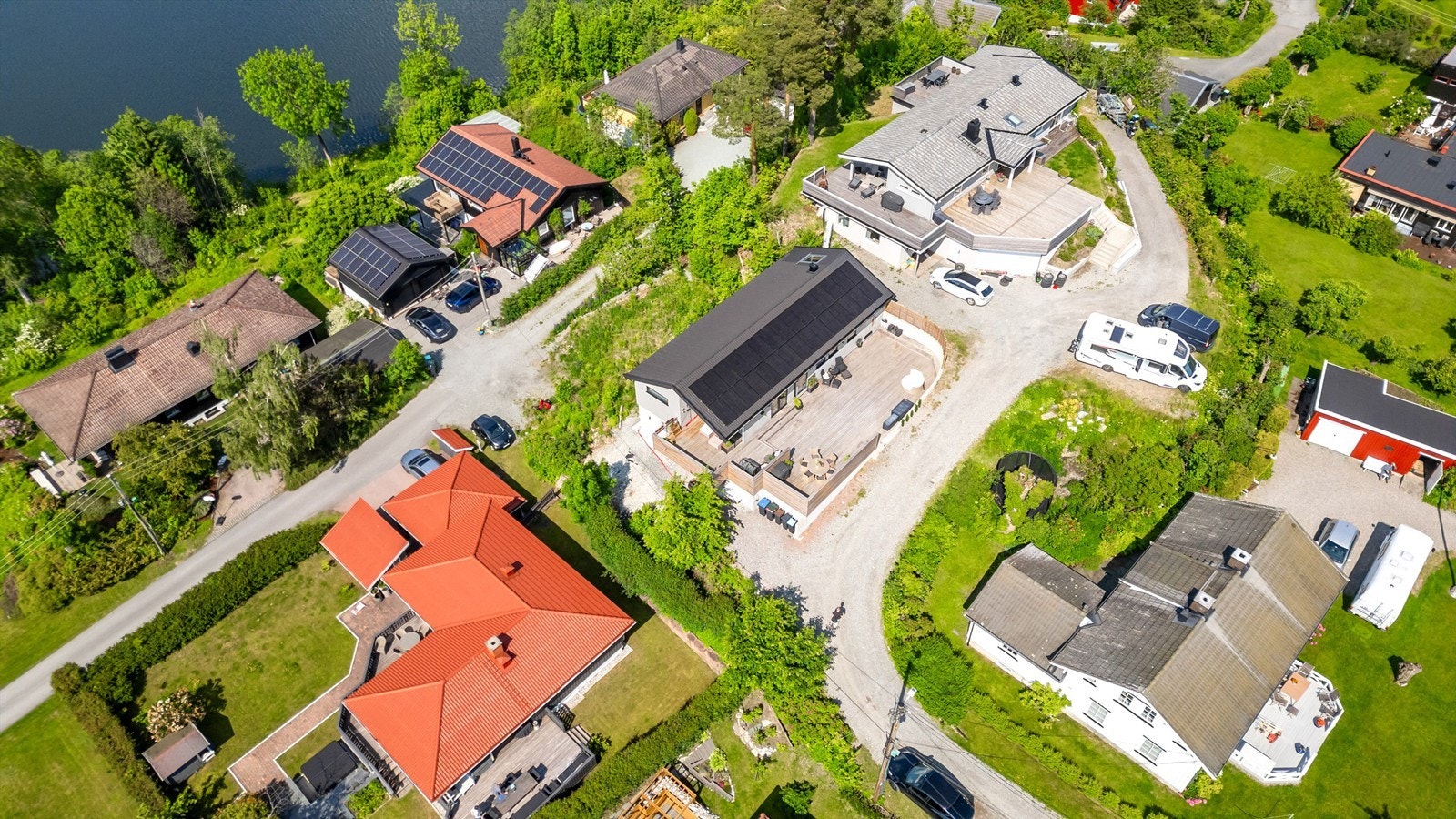 Tomt på 887 kvm opparbeidet med gruslagt oppkjørsel, terrasse og balkong. Galleribilde