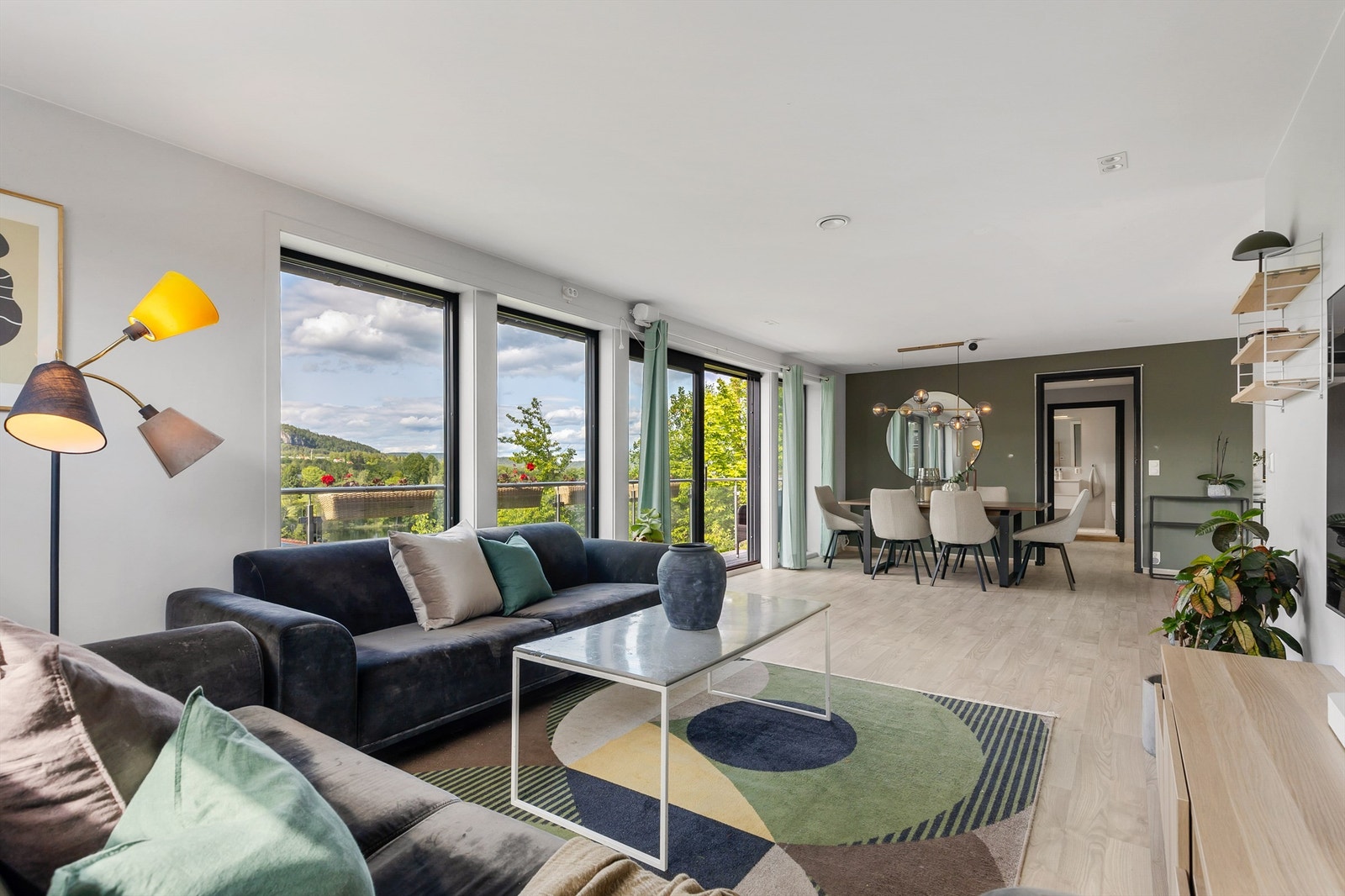 Romslig og lys stue med flere møbleringsmuligheter. Her er det god plass til sittegruppe, TV-område og stort spisebord. Galleribilde