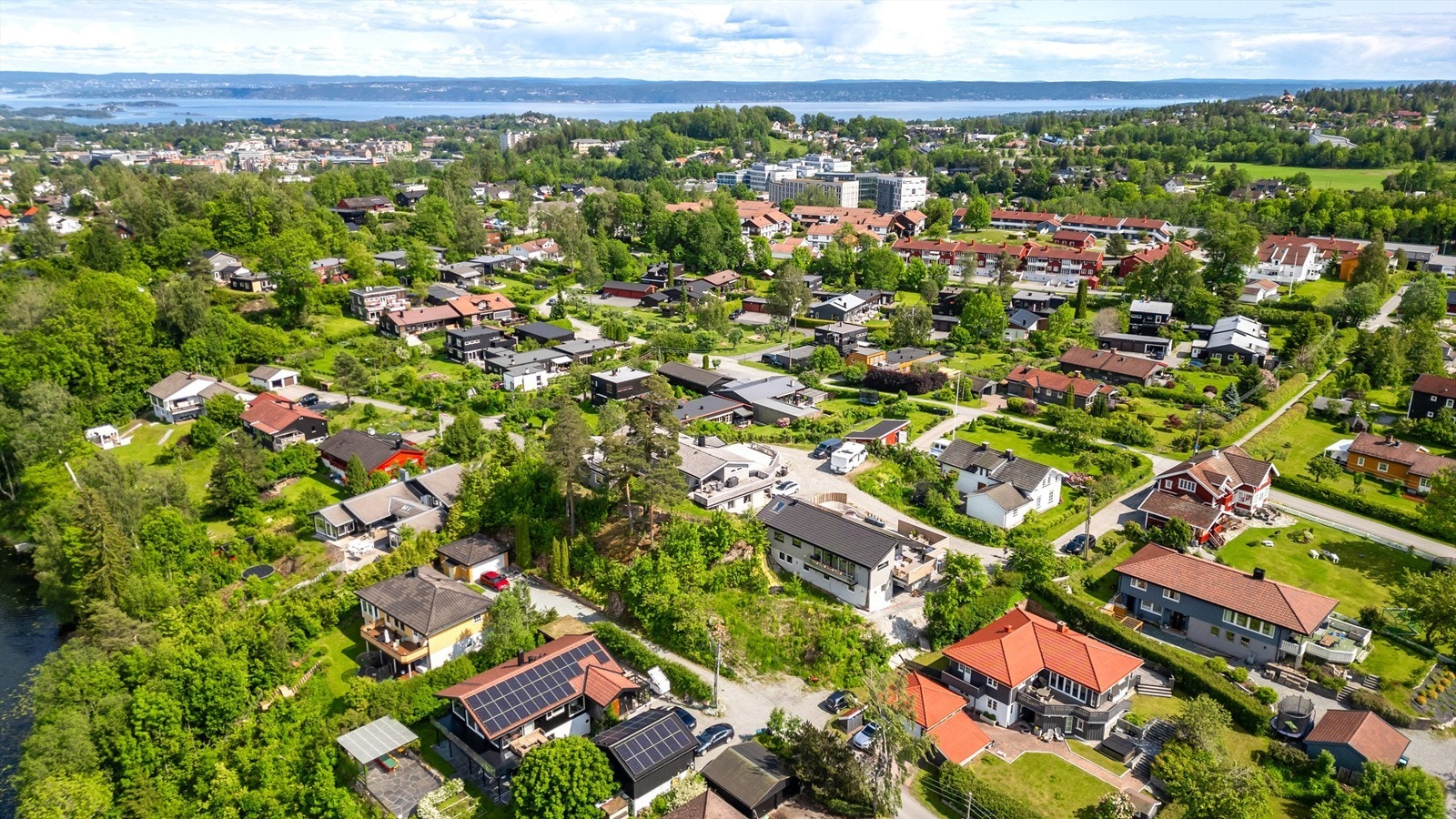 Kort vei til Asker sentrum som er i stadig utvikling, og kan by på en mengde spennende butikker, restauranter og kaféer. Kulturhus med kino, bibliotek, variert konserttilbud, samt flere koselige kafeer og spisesteder. Galleribilde