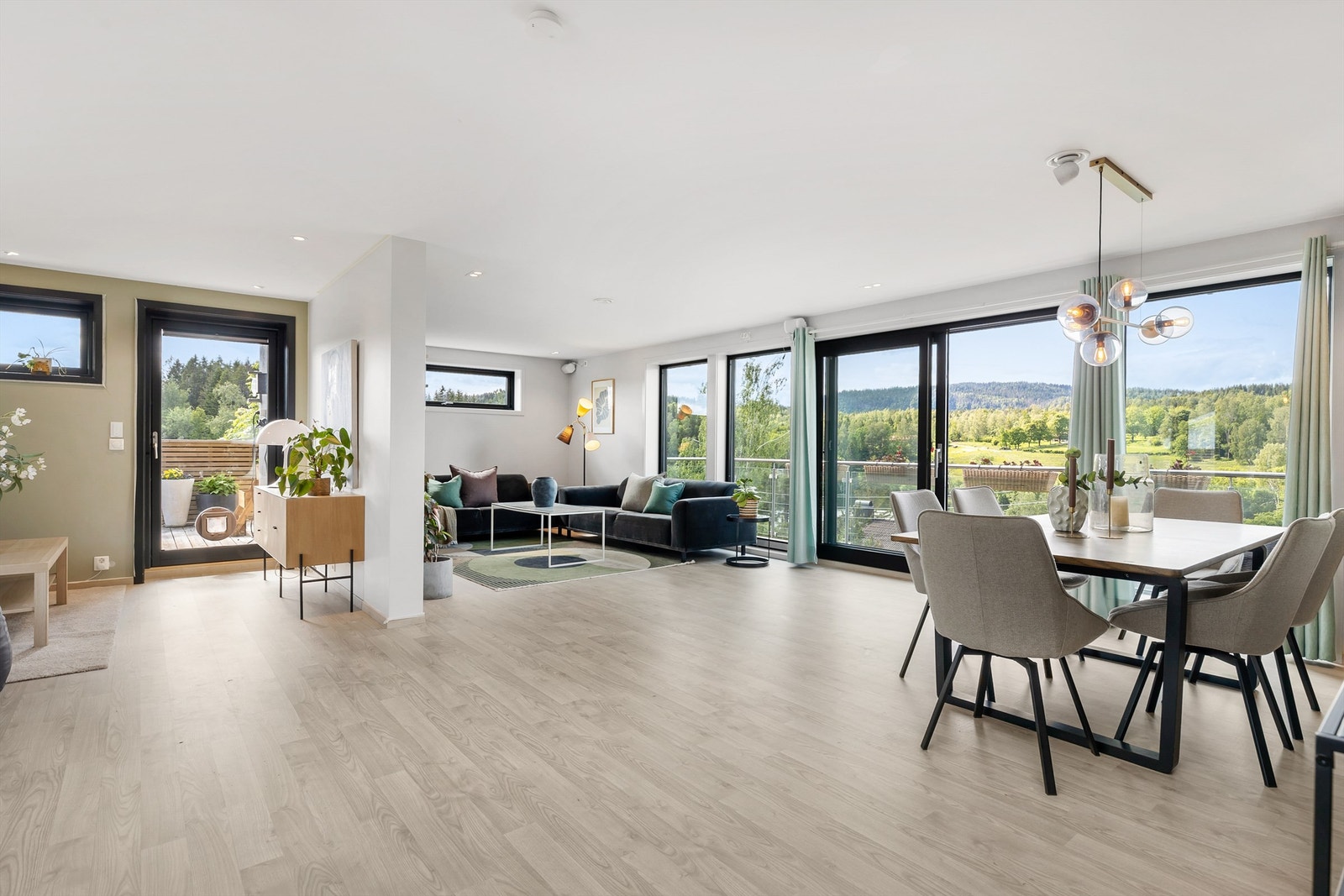 Fra stuen er det utgang til både balkongen og terrassen. Galleribilde