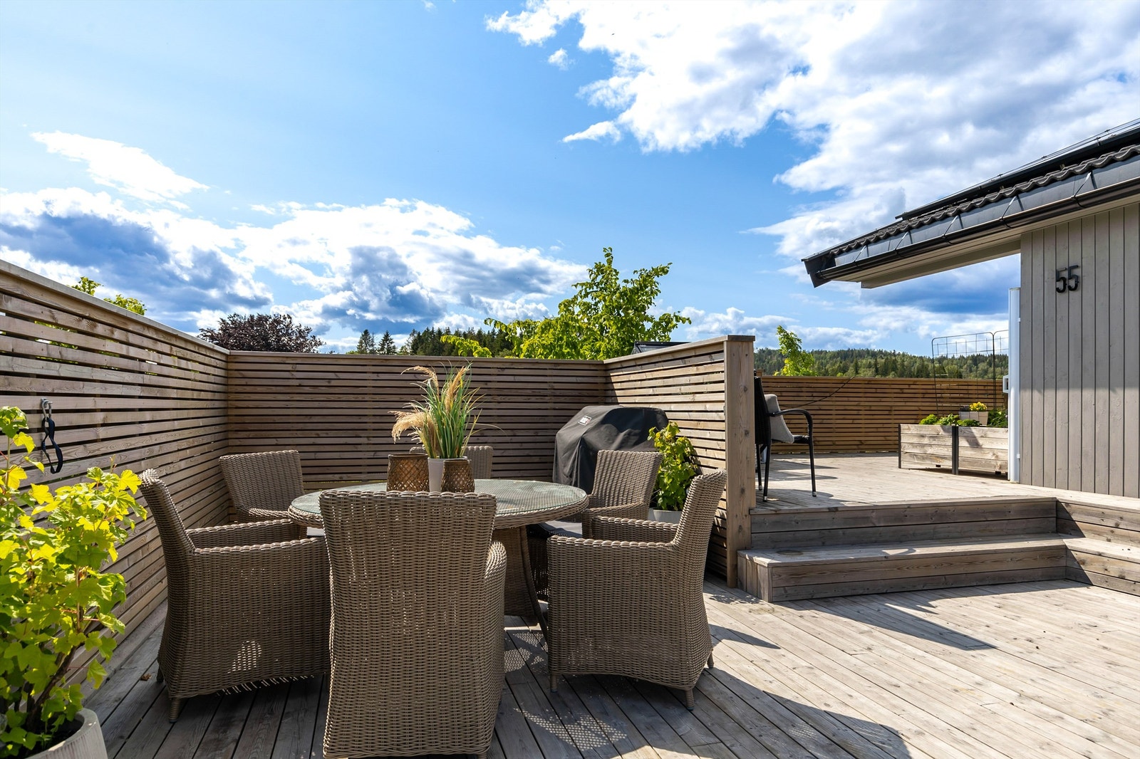 Terrassen går rundt hjørnet av boligen og tillater flere sitteområder med god plass til utemøbler. Galleribilde