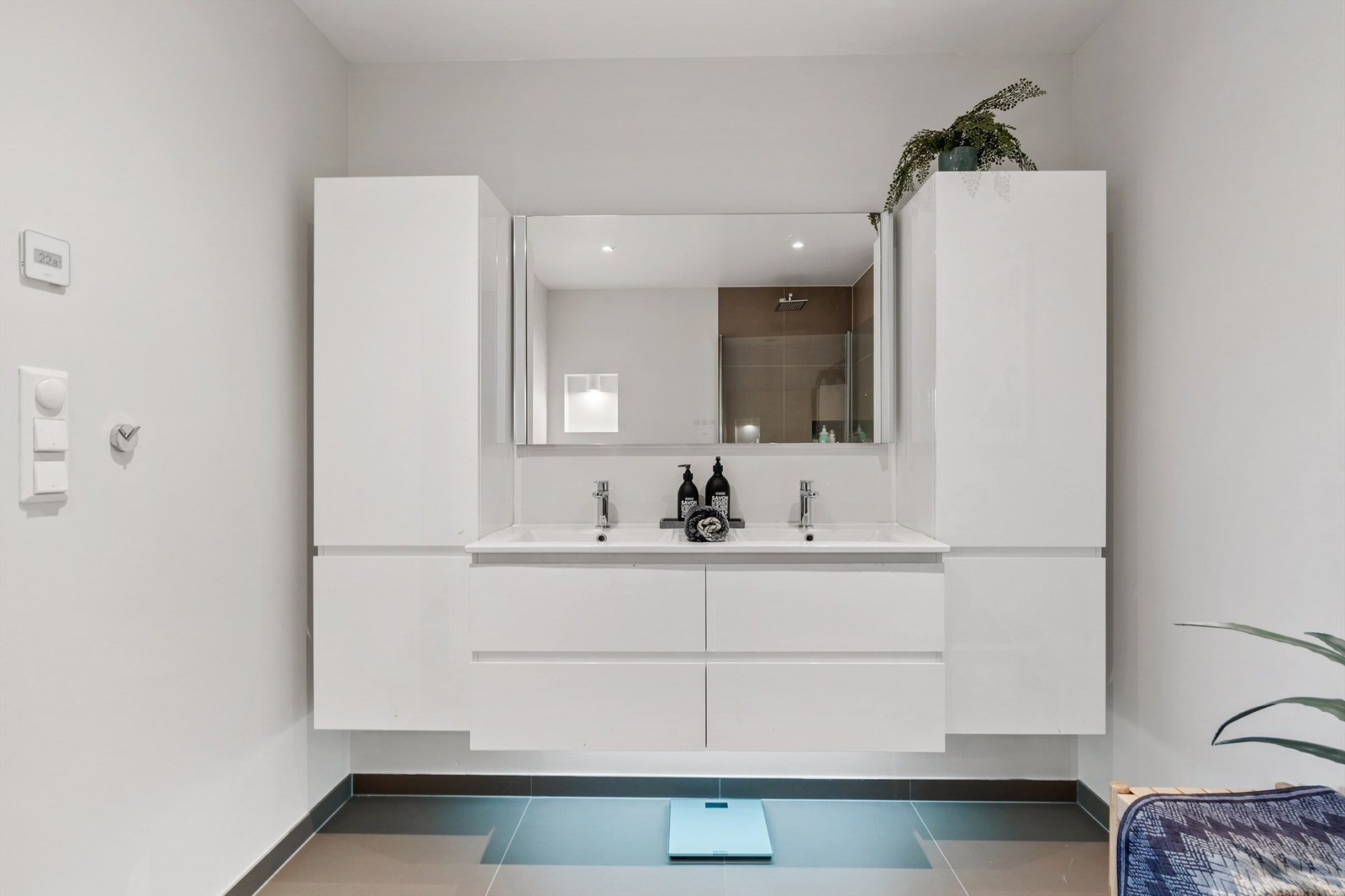 Badet med tilgang fra hovedsoverommet er også oppgradert i 2019. Flislagt gulv med gulvvarme. Slette malte og flislagte vegger med vindu ved badekar. Nedsenket himling med malt flate og downlights. Galleribilde