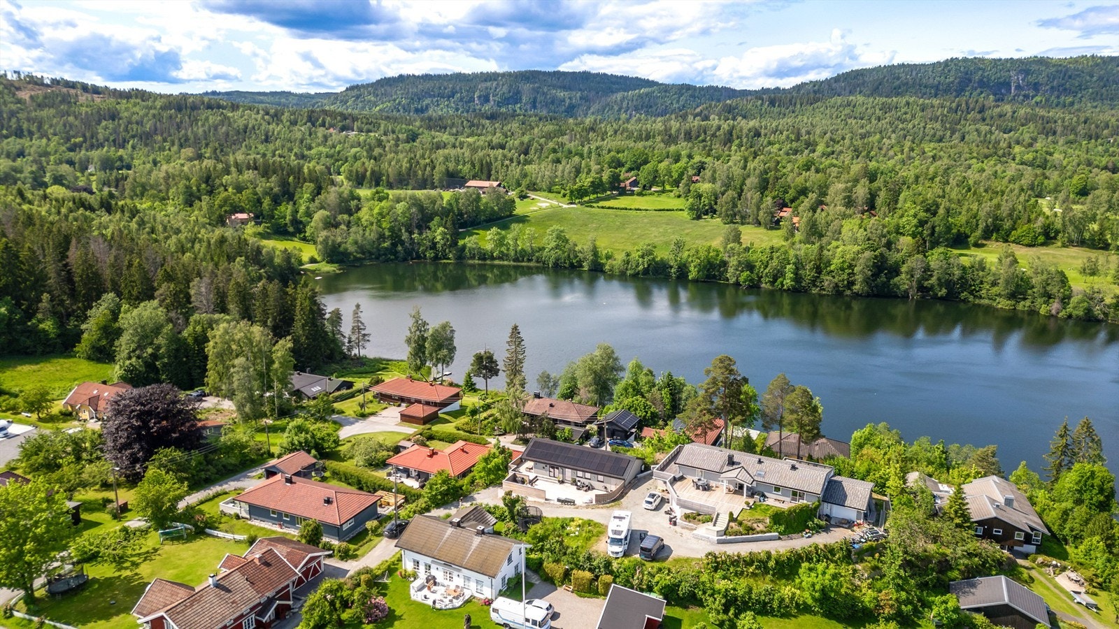 Ånnerudjordet 55 er en solrik eiendom i svært rolige og barnevennlige omgivelser med kort avstand til Asker sentrum med alle fasiliteter. Området består for det meste av eneboliger og tomannsboliger. Galleribilde