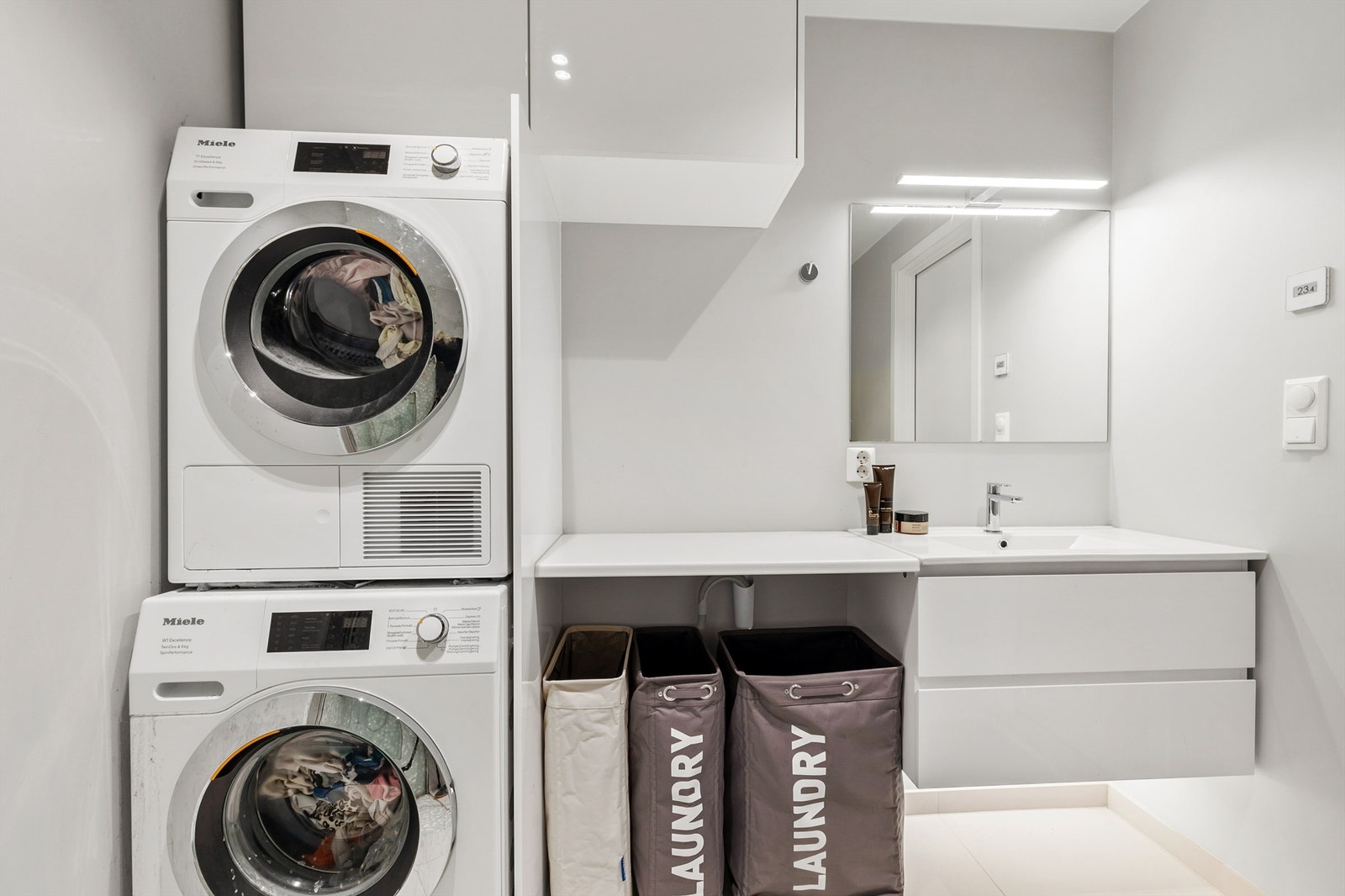 Vegghengt toalett. Dusj i hjørne. Dusjbatteri tilkoblet veggmontert hånddusj med regnfallsfunksjon. Opplegg for vaskemaskin. Mekanisk avtrekksventilasjon med fraluftsventil plassert i himling. Galleribilde