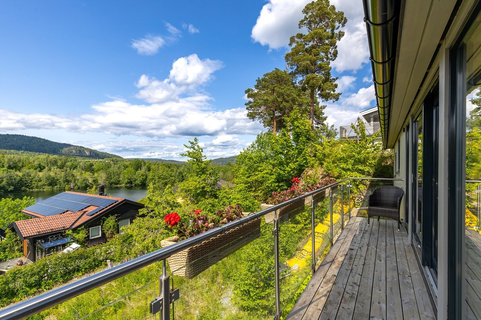 Balkongen med utgang fra stuen. Fantastisk utsikt! Galleribilde
