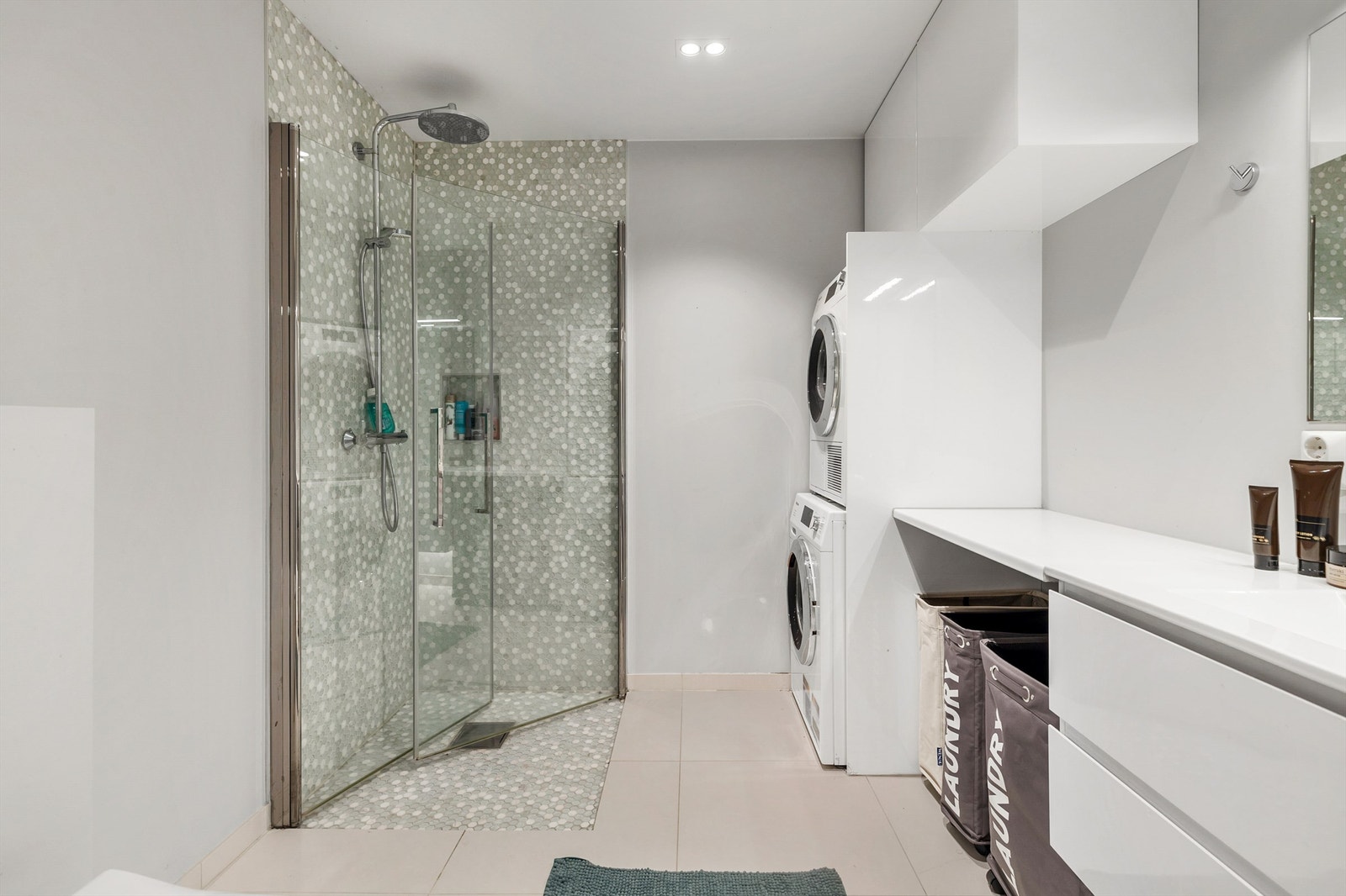 Vegghengt servantskap med skuffer og ovenpåliggende servant med ett-greps armatur. Speil med overlys og stikkontakt på vegg over servant. Galleribilde