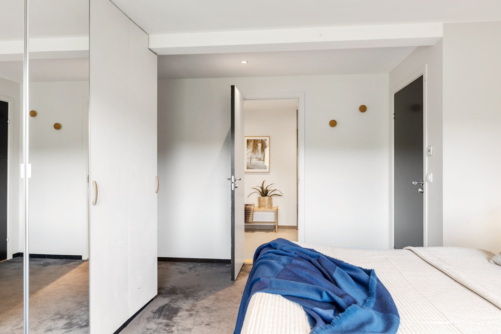 Boligen har 4 soverom. Hovedsoverommet er av veldig god størrelse og har plass til dobbeltseng med nattbord på hver side. Stort integrert garderobeskap. Fra hovedsoverommet er det tilgang til eget bad og bod. Galleribilde