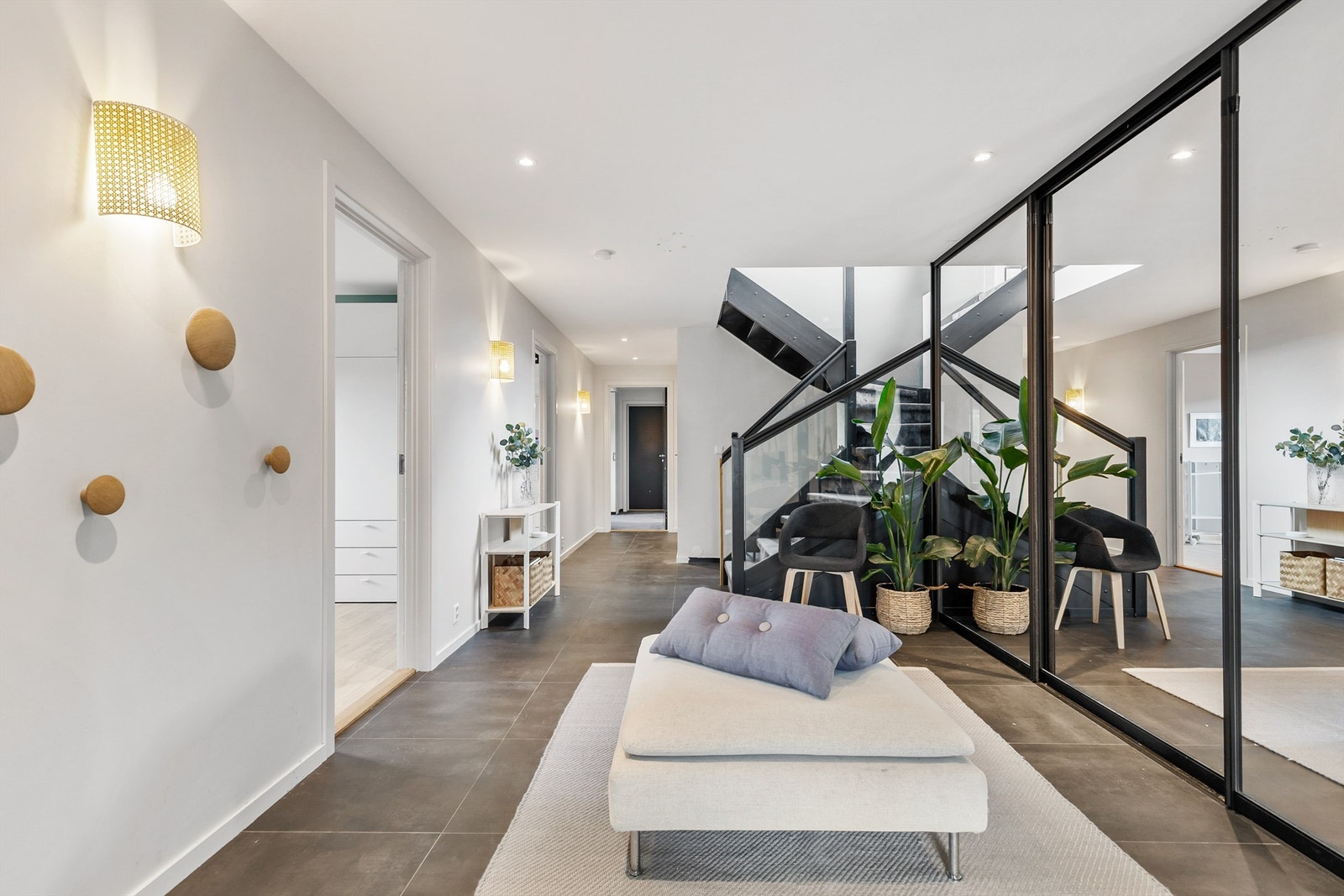 I underetasjen kommer du inn i en stor og luftig hall/entré med stor integrert skyvedørsgarderobe for oppbevaring av ytterklær og sko. Fra hallen kommer man til alle rommene i etasjen. Trappen til 1.etasje er også i hallen. Galleribilde