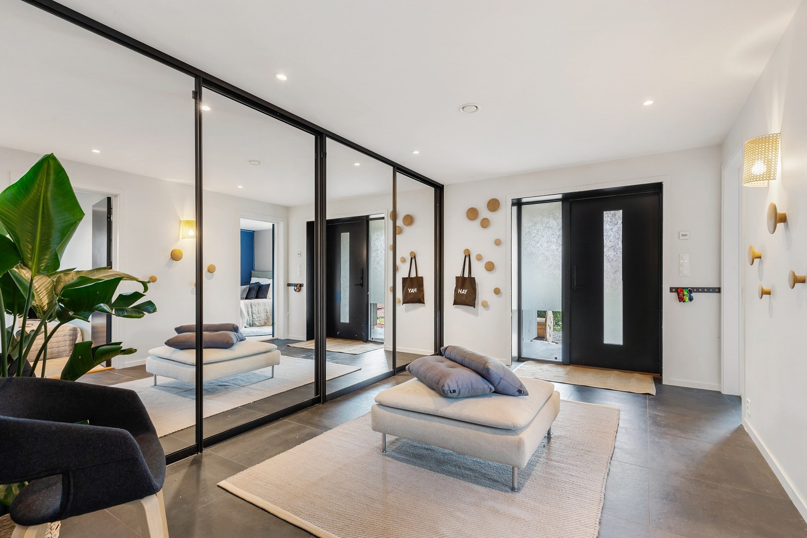 I underetasjen kommer du inn i en stor og luftig hall/entré med stor integrert skyvedørsgarderobe for oppbevaring av ytterklær og sko. Fra hallen kommer man til alle rommene i etasjen. Trappen til 1.etasje er også i hallen. Galleribilde