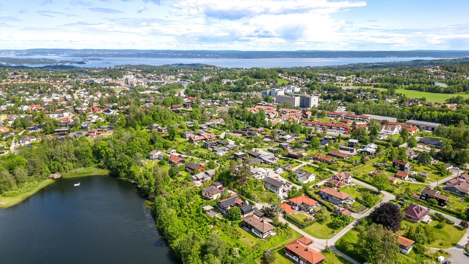 Området tilbyr praktfullt turterreng både sommer og vinter. Preparerte skiløyper mot Solli gård og videre innover marka starter få minutter unna boligen. Galleribilde