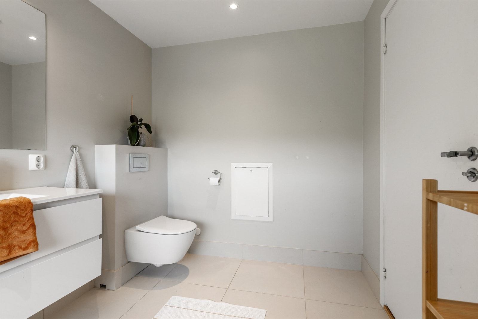 Speil med overlys og stikkontakt på vegg over servant. Vegghengt toalett. Badekar i hjørne med innebygget blandebatteri tilkoblet hånddusj. Mekanisk ventilasjon med fraluftsventil i himling. Galleribilde