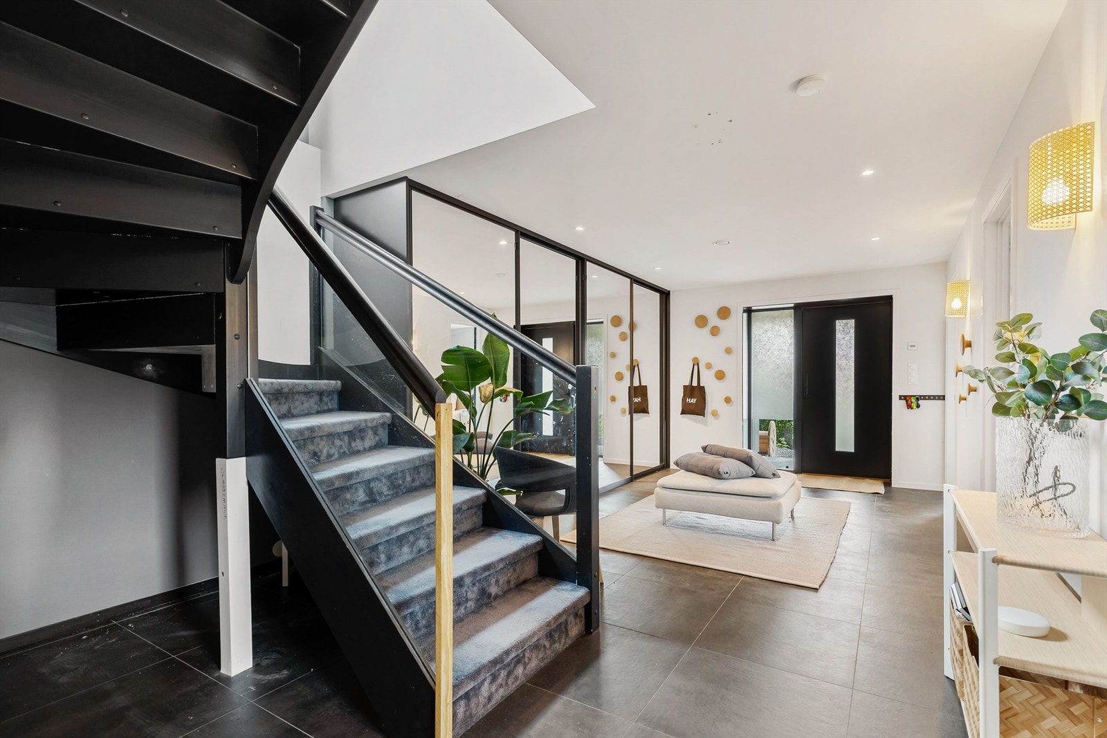 I underetasjen kommer du inn i en stor og luftig hall/entré med stor integrert skyvedørsgarderobe for oppbevaring av ytterklær og sko. Fra hallen kommer man til alle rommene i etasjen. Trappen til 1.etasje er også i hallen. Galleribilde