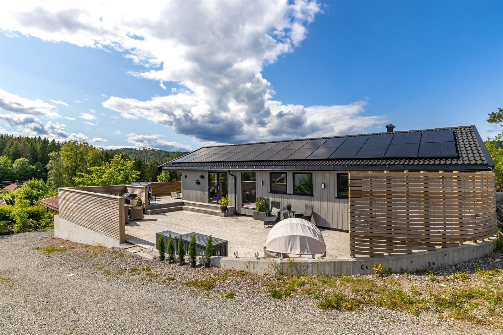 Stor sørøstvendt terrasse med utgang fra stuen. Galleribilde