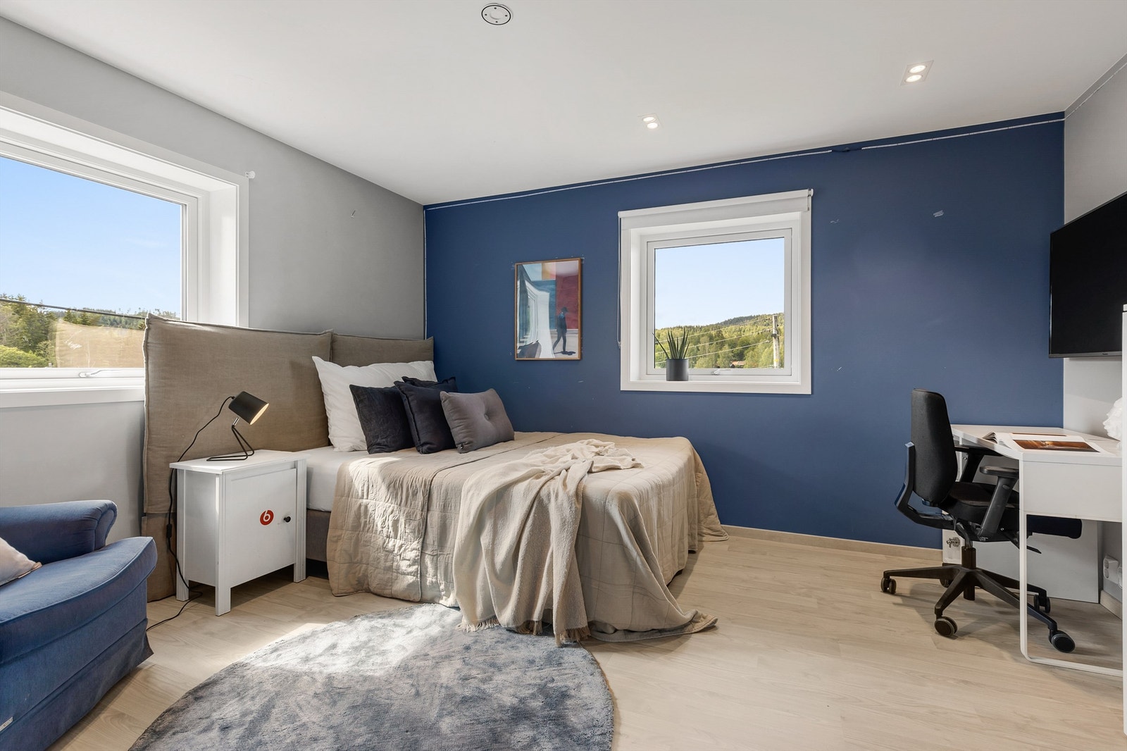 Soverom 4 er også av veldig god størrelse med plass til dobbeltseng, garderobeskap, kommode, skrivebord e.l. Galleribilde