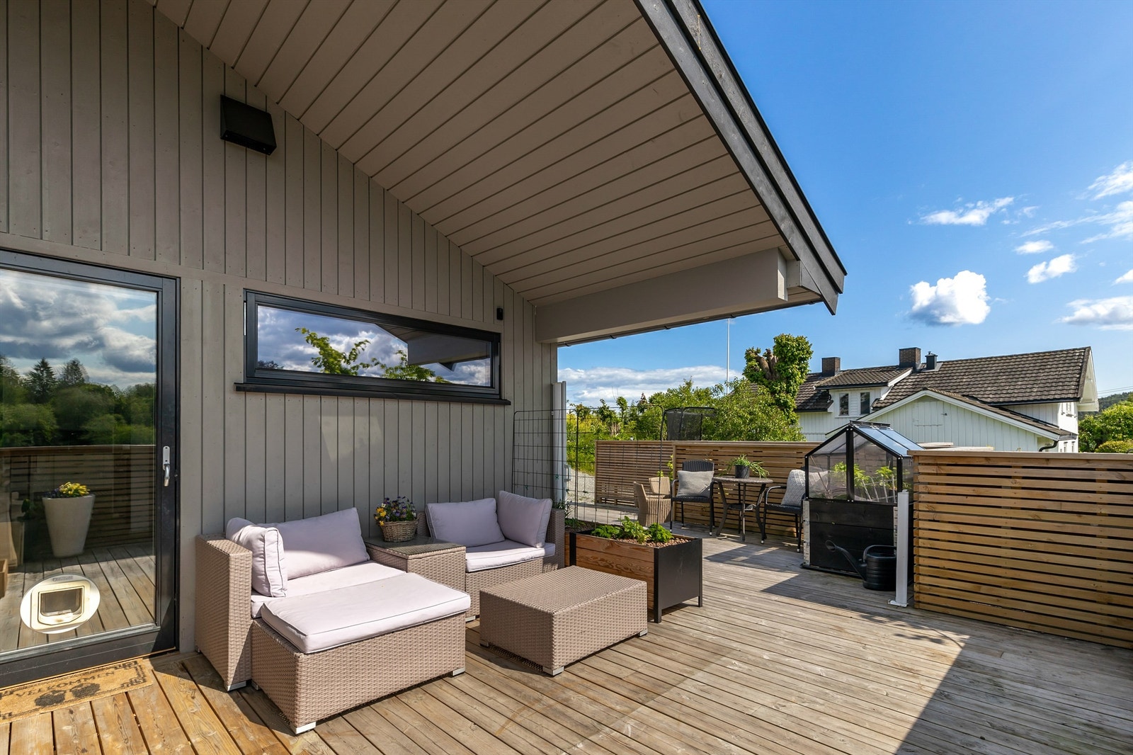 Terrassen går rundt hjørnet av boligen og tillater flere sitteområder med god plass til utemøbler. Galleribilde