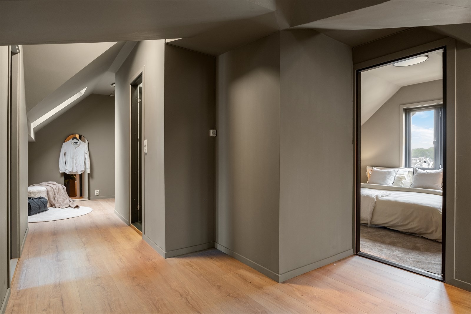 To av rommene på loftsplan er innredet som soverom (ikke godkjent) Galleribilde